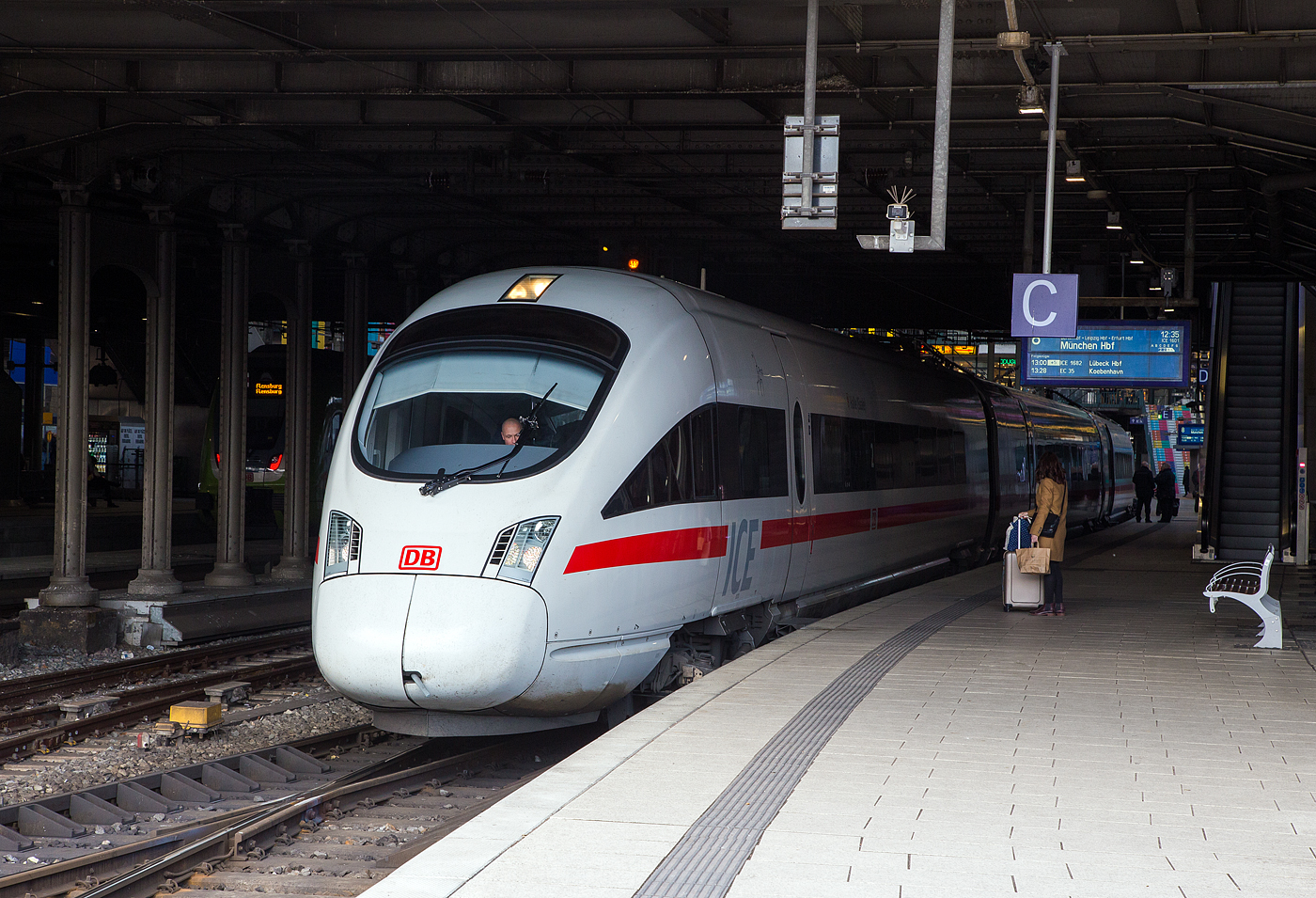 Der 7-teilige ICE T (BR 411) – Tz 1116 Halle (Saale) der DB Fernverkehr AG verlässt am 19 März 2019, als ICE 1601 (von Hamburg-Altona via Hamburg Hbf, Berlin Südkreuz, Berlin, Leipzig, Erfurt und Nürnberg nach  München Hbf), den Hauptbahnhof Hamburg,
