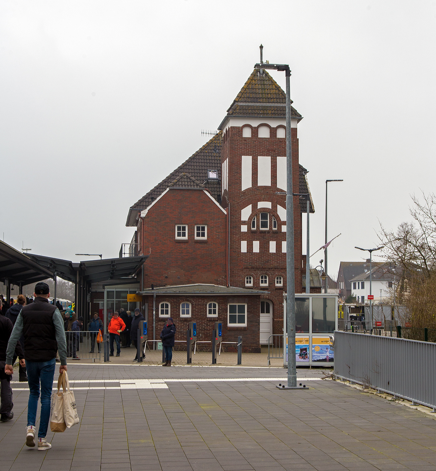 Der Bahnhof Wangerooge (Seitenansicht) am 12 März 2024. Im Zentrum des Inselorts liegt der im Jugendstil erbaute Bahnhof. Das denkmalgeschützte Backsteingebäude mit großem Kuppelwalmdach und Uhrenturm stammt aus dem Jahr 1906. Es wurde 2003 umfassend restauriert und modernisiert. Es ist gelungen, den historischen Teil der Fassade originalgetreu wiederherzustellen und gleichzeitig das Innere des Bahnhofs an die Anforderungen eines modernen Servicebetriebes anzupassen. Hierzu gehören ein ServiceCenter, in dem sich Verkehrsverein und Bahn befinden sowie der barrierefreie Ausbau des Bahnhofs.

Das Empfangsgebäude ist an der dem Ort zugewandten Seite mit der Aufschrift „Kehre wieder“ versehen. Ein weiteres Kuriosum kann man noch am Hafenbahnhof entdecken, hier befindet sich das Schild „Gott schuf die Zeit. Von Eile hat er nichts gesagt.“
