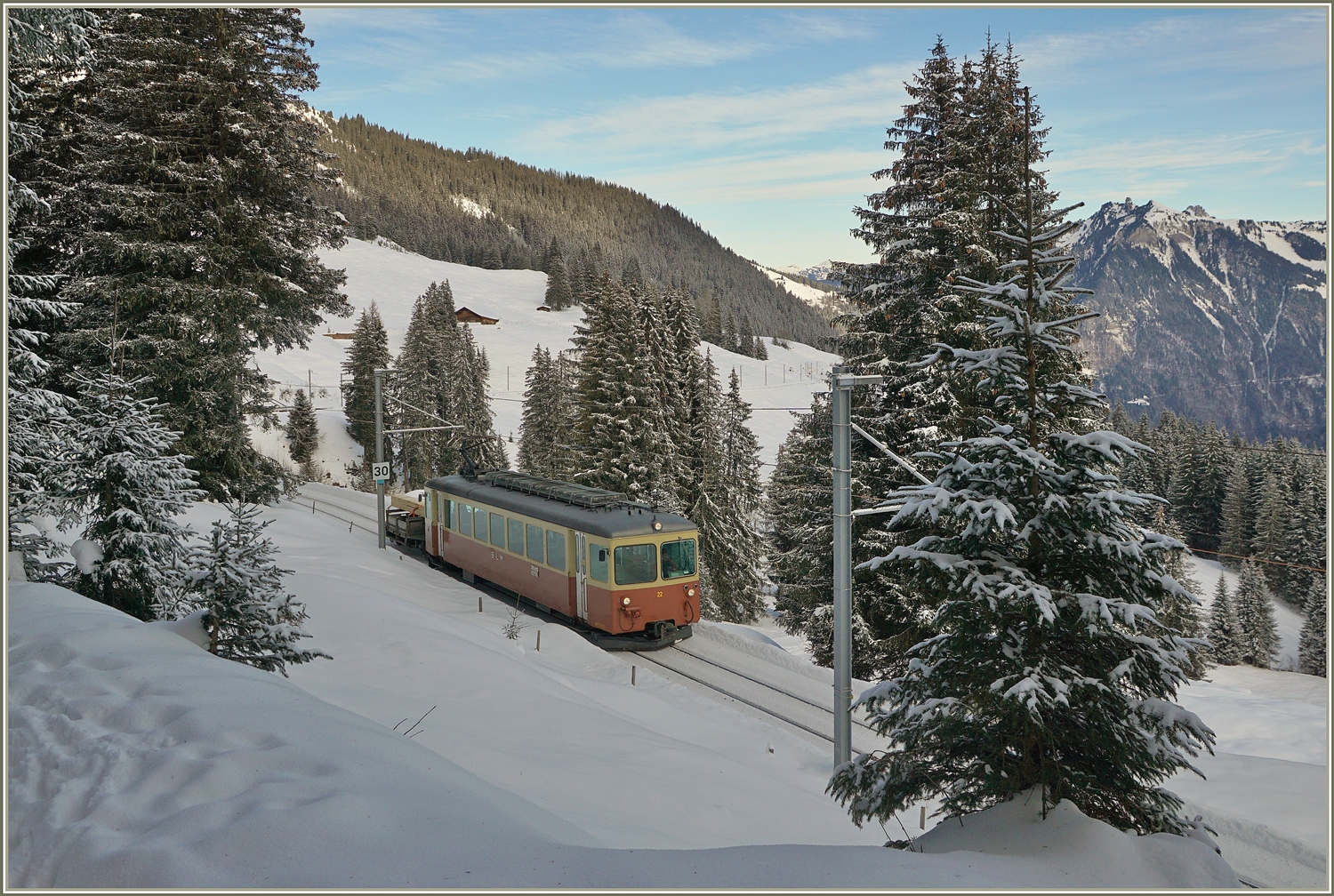 Der BLM Be 4/4 22 ist mit seinem Vorstellwagen auf dem Weg von der Grütschalp nach Mürren und wird in Kürze Winteregg erreichen.

16. Jan. 2024