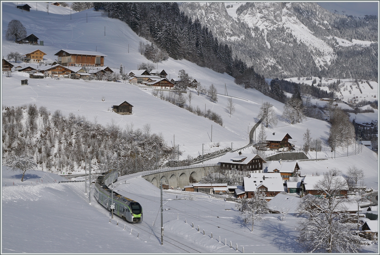 Der BLS MIKA RABe 528 105 ist bei Garstatt auf dem Weg nach Bern. 

20. Jan. 2023