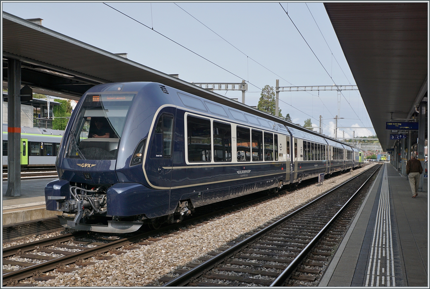 Der BLS MOB GoldenPass Express GPX 4064 ist in Spiez angekommen und wird in Kürze nach Interlaken Ost weiter fahren. Am Schluss des Zuges ist nun seit Zweisimmen die BLS Re 465 mit der Traktion betraut worden.

30. August 2023