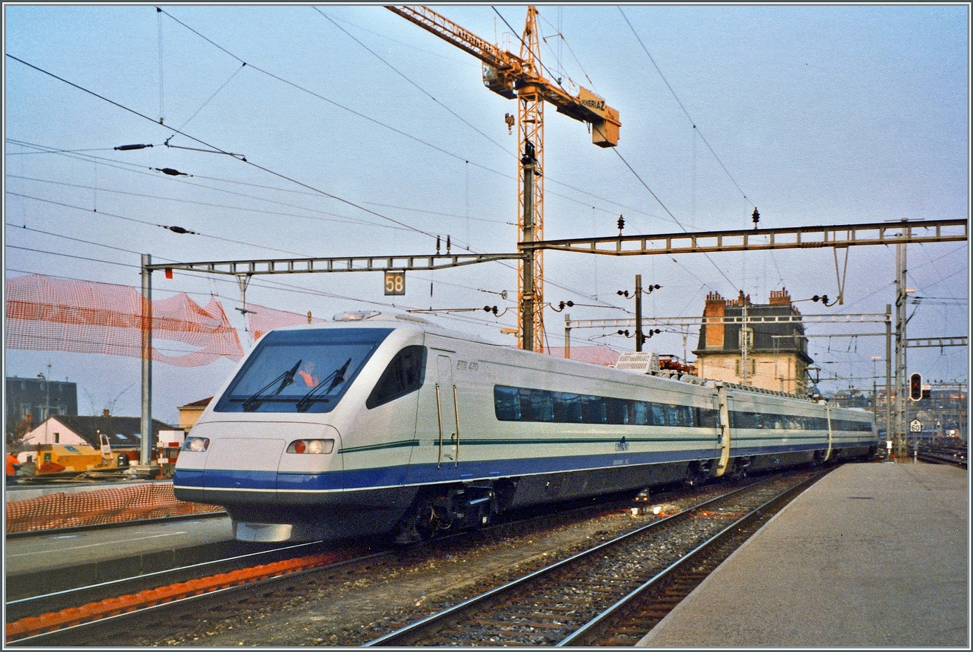 Der Cisalpino ETR 470 „Treno Zero“ ist auf Probefahrt in Lausanne. Der Zug besteht aus drei Teilen: 92 83 94-70 991-1 BAC + 92 83 94-70 992-2 BB + 94 83 54-70 993-3 RAC. Nach dem erfolgreichem Abschluss der Probefahrten übernahm die Slowenische Bahn SZ den Zug und zwei weitere Züge in dieser dreiteiligen Form und stellte sie unter der Baureihe 310 001 - 003 in Betrieb. Sie sind heute noch im Einsatz. Im Gegensatz zum dreiteiligen „Treno Zero“ waren die daraufhin gelieferte Serie der Cisalpino-Züge ETR 470 neunteilig. Analoges Bild vom April 1996