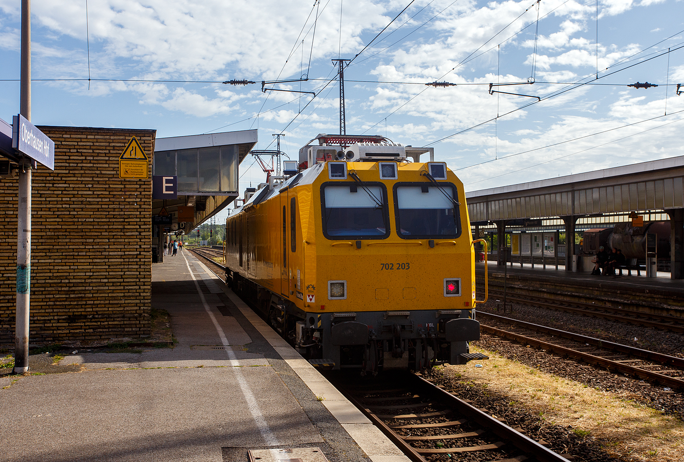 Der Diagnose VT / P&T DVT Fahrwegmesszug 702 203 „Elfriede“ (99 80 9163 003-3 D-DBMP) der DB InfraGO AG (ex DB Netz AG) / DB Netz Instandhaltung – Fahrwegmessung f�hrt am 24 Juni 2025 auf OL-Diagnosefahrt, mit angehobenen Messpantograf, durch den Hauptbahnhof Oberhausen in n�rdlicher Richtung. 

Dies ist eines von drei Fahrzeugen der Netzinstandhaltung der BR 702.2 die von Plasser & Theurer 2014, 2017 und 2019 f�r die DB Netz AG gebaut wurden. Dieser P&T DVT wurde 2019 von Plasser & Theurer in Linz/Donau (A) unter der Masch-Nr. 6978 gebaut, die Indienststellung erfolgte im M�rz 2020.

Im Rahmen der Standardisierung von Messfahrzeugen haben DB AG und Plasser & Theurer einen Rahmenvertrag zur Lieferung verschiedener multifunktionaler Mess-Triebwagen geschlossen. Auf der InnoTrans 2014 konnte bereits ein Gleismesstriebzug an die DB AG �bergeben werden. Im Gegensatz zu den zweiteiligen Gleismess- (GMTZ) und Schienenpr�fz�gen (SPZ) ist der hier gezeigte Diagnose-Triebwagen nur einteilig ausgef�hrt und ist f�r Messaufgaben im Bereich der Oberleitung und zur Pr�fung der Gleisgeometrie vorgesehen. Allen haben gemeinsam eine H�chstgeschwindigkeit von 140 km/h und die Einsatzf�higkeit auch in kleineren Lichtraumprofilen, wie beispielsweise bei der Berliner und der Hamburger S-Bahn. Die Fahrzeuge sind mit ETCS nach Baseline 2 ausger�stet, und sollen auf Baseline 3 hochger�stet werden.

TECHNISCHE DATEN: 
Spurweite: 1.435 mm (Normalspur)
Achsfolge: Bo´2´ (4 Achsen)
L�nge �ber Puffer:  23.000 mm
Drehzapfenabstand: 15.400 mm
Achsabstand im Drehgestell: 2.500 mm
Eigengewicht: 78 t
H�chstgeschwindigkeit: 140 km/h (Eigen- und Schleppfahrt)
Zugel. f�r Streckenlasse: C und h�her
Bremse: KB C-KE-PR-H mZ (D) Frendo T52
kleinster Kurvenradius: R 150 m
Zur Mitfahrt zugel. Personen: 9
