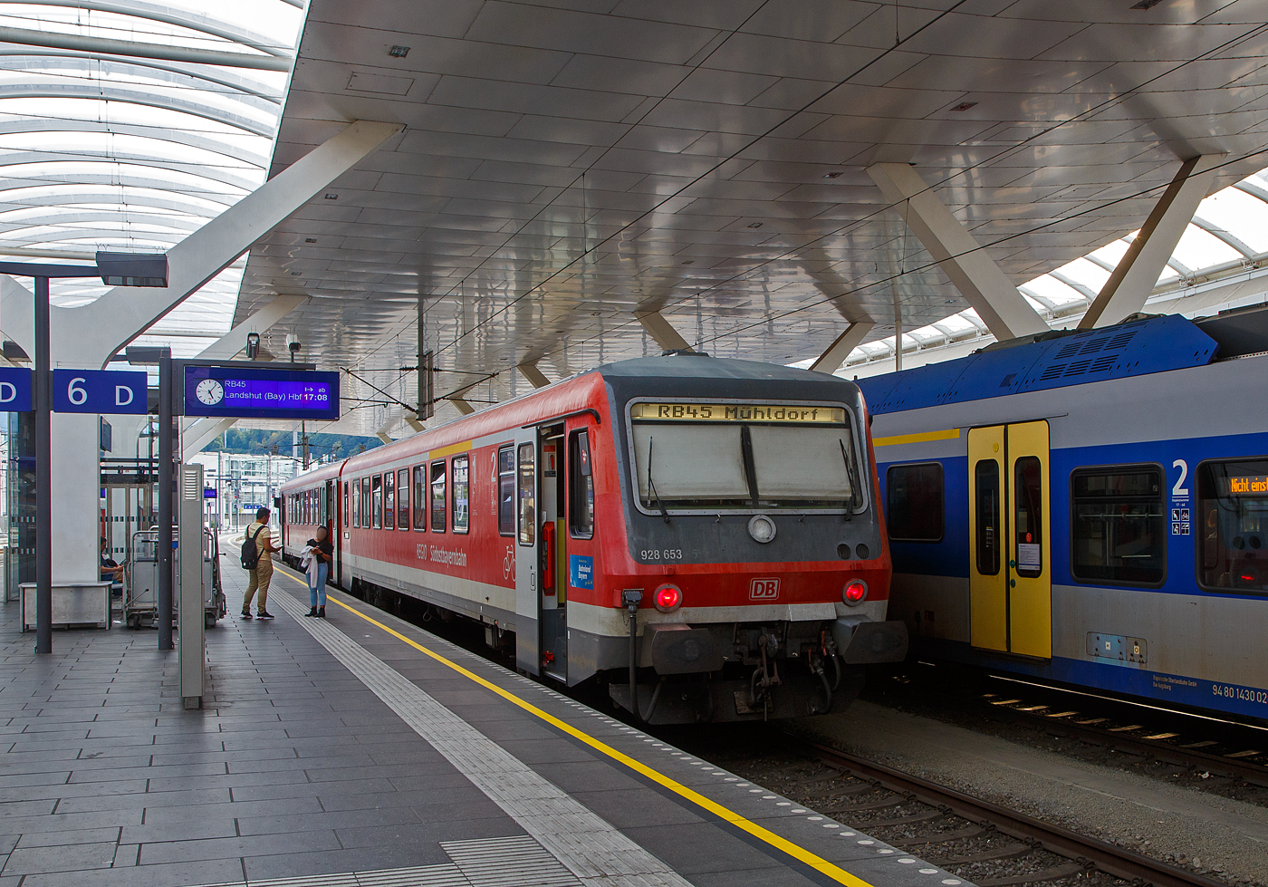 Der Dieseltriebzug 628 653 / 928 653 (95 80 0628 653-7 D-DB / 95 80 0928 653-4 D-DB), ex 628 653-8 / 928 653-5 der S�dostbayernbahn (zu DB Regio) steht am 12.09.2022, als Regionalbahn RB 45 Salzburg �ber Freilassing und M�hldorf nach Landshut (Bay), im Hauptbahnhof Salzburg zur Abfahrt bereit.

Der Dieseltriebzug wurde 1995 von der  Linke-Hofmann-Busch GmbH in Salzgitter-Watenstedt unter den Fabriknummern VT628-189-1 und VS628-189-2 gebaut. 