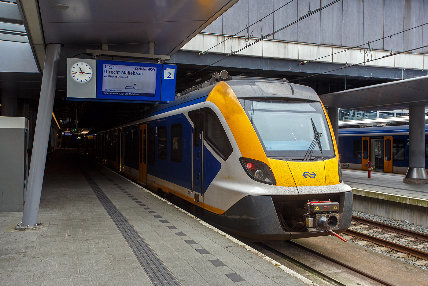 Der dreiteilige NS SNG 2351 (Sprinter Nieuwe Generatie), ein CAF Civity Triebzug, steht am 24 Juni 2025 in Utrecht Centraal auf Gleis 2 (Stumpfgleis), als Sprinter RE 28300 (Pendelzug), zur Abfahrt nach Utrecht Maliebaan bzw. ins Het Spoorwegmuseum bereit.

Die Sprinter Nieuwe Generatie (SNG) sind elektrische Triebwagen der NS - Nederlandse Spoorwegen N.V. (Niederländische Eisenbahnen AG). Die elektrischen niederflurigen Triebzüge werden vom spanischen/baskischen Unternehmen CAF (Construcciones y Auxiliar de Ferrocarriles) in Beasain (E) seit 2017 hergestellt. Sie gehören zur CAF Civity-Familie. Bei der NS sind dreiteilige Sprinter-Triebzüge (Serie 2300/3000) und vierteilige Sprinter-Triebzüge (Serie 2700) im Regionalverkehr im Einsatz.
