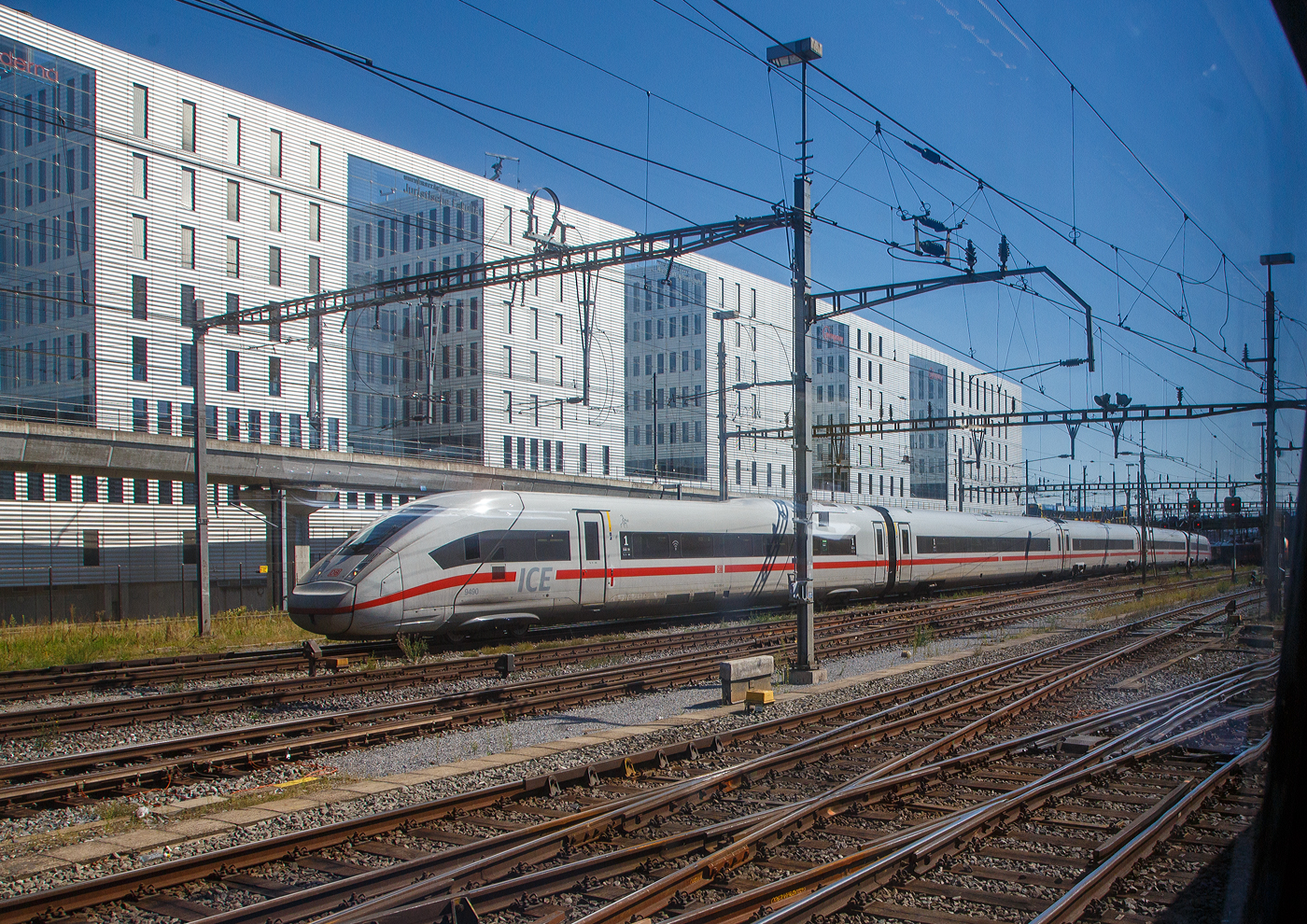 Der dreizehnteiligen DB ICE 4 Tz 9490 (der Baureihe 412.4) erreicht am 07 September 2023 bald den Bahnhof Basel SBB (hier bei Peter Merian), es war an dem Tag einer der wenigen ICE die zum Bahnhof SBB gelassen wurden.

Die Schweizerische Bundesbahnen (SBB) machen ernst, Fernz�ge aus Deutschland (der DB AG), die gr��ere Versp�tungen haben, werden nicht mehr aufs Schweizer Netz (SBB Netz) gelassen.

So konnten wir es auch an dem Tag erleben, unser ICE von Frankfurt a. M. hatte ca. 40 Minuten Versp�tung, so endete die Fahrt in Basel Badischer Bahnhof (Basel Bad). Dieser ist zwar schon auf Schweizer Staatsgebiet, aber Eigentum der Bundesrepublik Deutschland, und ist so die Trennstelle zwischen den Netzen der DB AG und den SBB. So mussten wir dann mit der Tram (oder Bus) zum Bahnhof Basel SBB fahren, eine S-Bahn gibt es auch aber der Takt passte nicht. So sind wir schon auf der Weiterfahrt in Richtung Biel, wo dieser ICE herein kommt.

