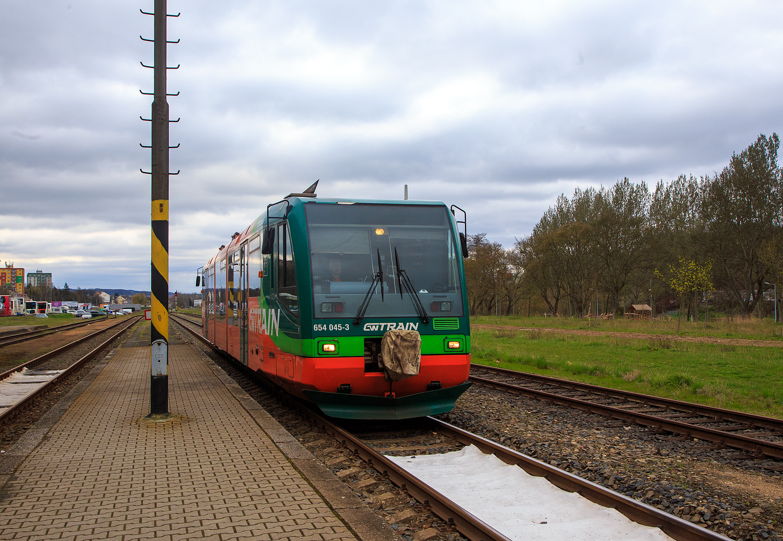 Der DUEWAG RegioSprinter 654 045-3 (95 80 0654 045-3 D-GWTR) der GW Train Regio a.s., ex VT 45 der Die Länderbahn, erreicht am 18.04.2023, als GW 7108 von Marianske Lazne (Marienbad) via Becov nad Teplou(Petschau) kommend, den Zielbahnhof Karlovy Vary dolní nádraží (Karlsbad unterer Bahnhof).

Der RegioSprinter wurde 1997 von DUEWAG (Düsseldorfer Waggonfabrik AG) im Werk Uerdingen unter der Fabriknummer 91699 gebaut und an die Regental Bahnbetriebs-GmbH geliefert. Im Mai 2017 wurde er an die GW Train Regio nach Tschechien verkauft, ist aber weiterhin in Deutschland eingestellt. Vor der Inbetriebnahme in Tschechien wurde eine Modernisierung bei CZ Loko durchgeführt.