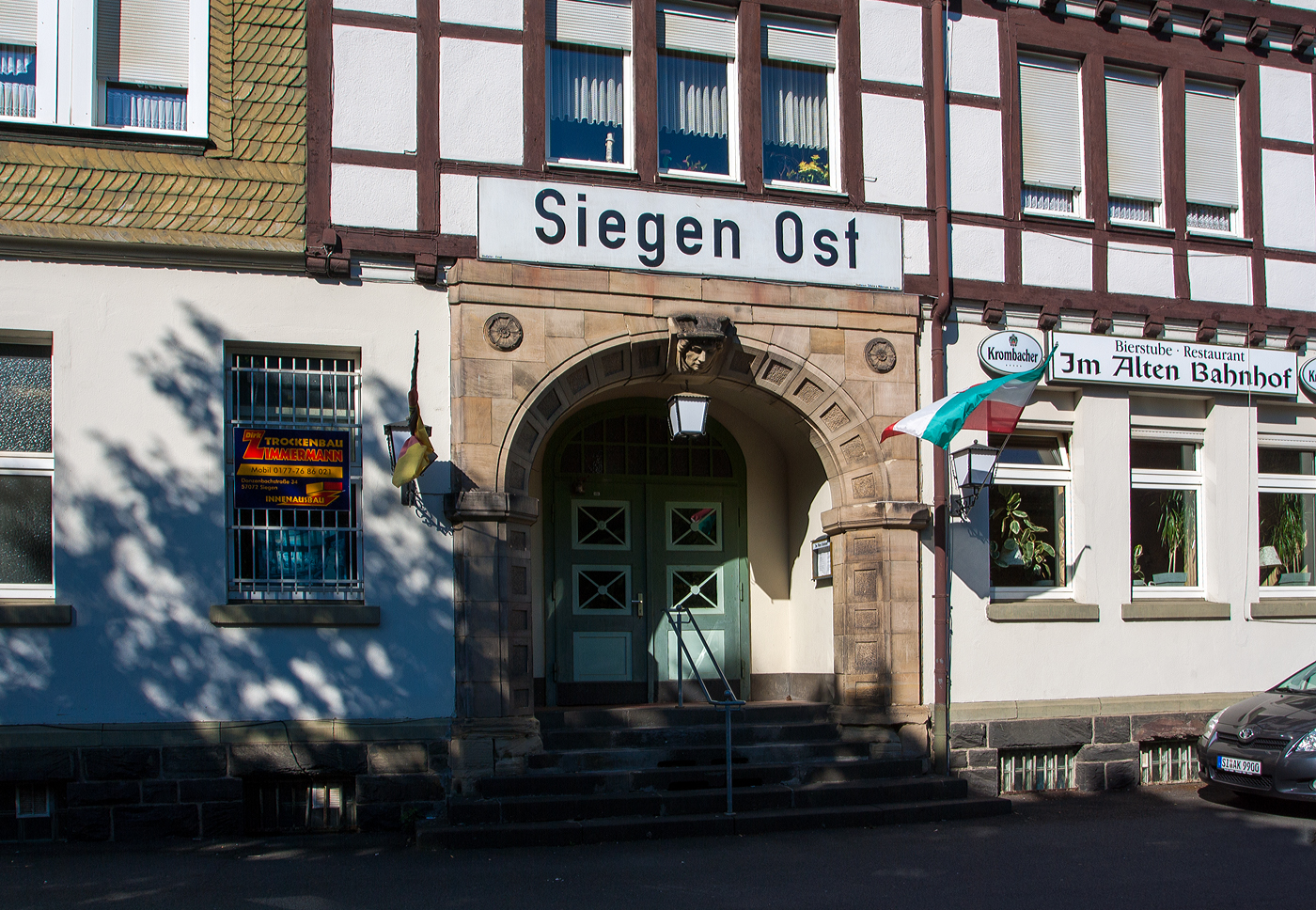 Der ehemalige Bahnhof Siegen Ost  bei km106,2 (1,7 km) der KBS 445 – Dillstrecke (Siegen–Gießen), heute Bierstube/Restaurant, hier am 27 Juni 2011.

Der Bahnhof Siegen Ost wurde 1993 für den Personenverkehr geschlossen,  heute ist Siegen Ost nur noch als Gbf bekannt.
