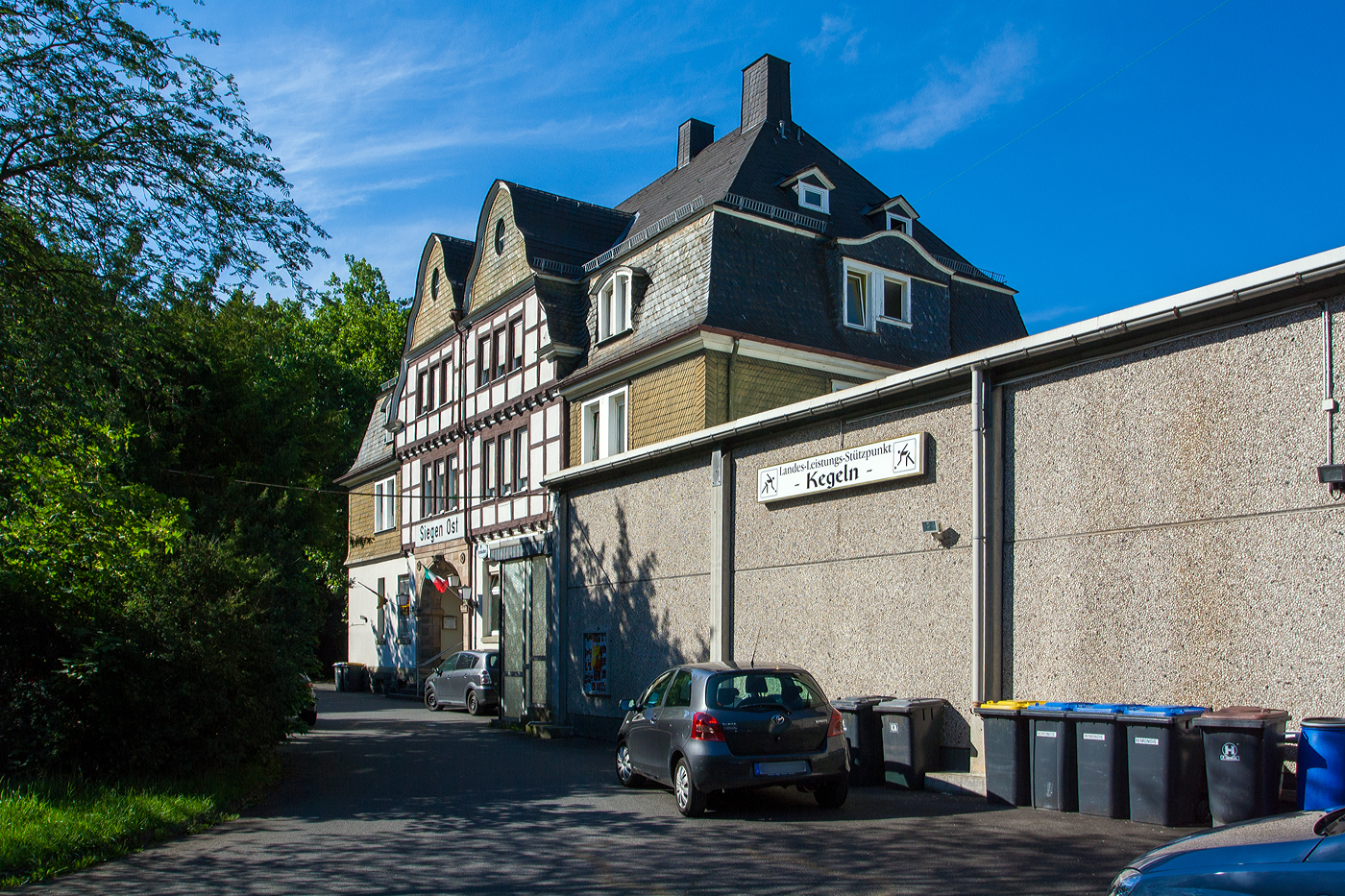 Der ehemalige Bahnhof Siegen Ost  bei km106,2 (1,7 km) der KBS 445 – Dillstrecke (Siegen–Gießen), heute Bierstube/Restaurant, hier am 27 Juni 2011.

Der Bahnhof Siegen Ost wurde 1993 für den Personenverkehr geschlossen,  heute ist Siegen Ost nur noch als Gbf bekannt.
