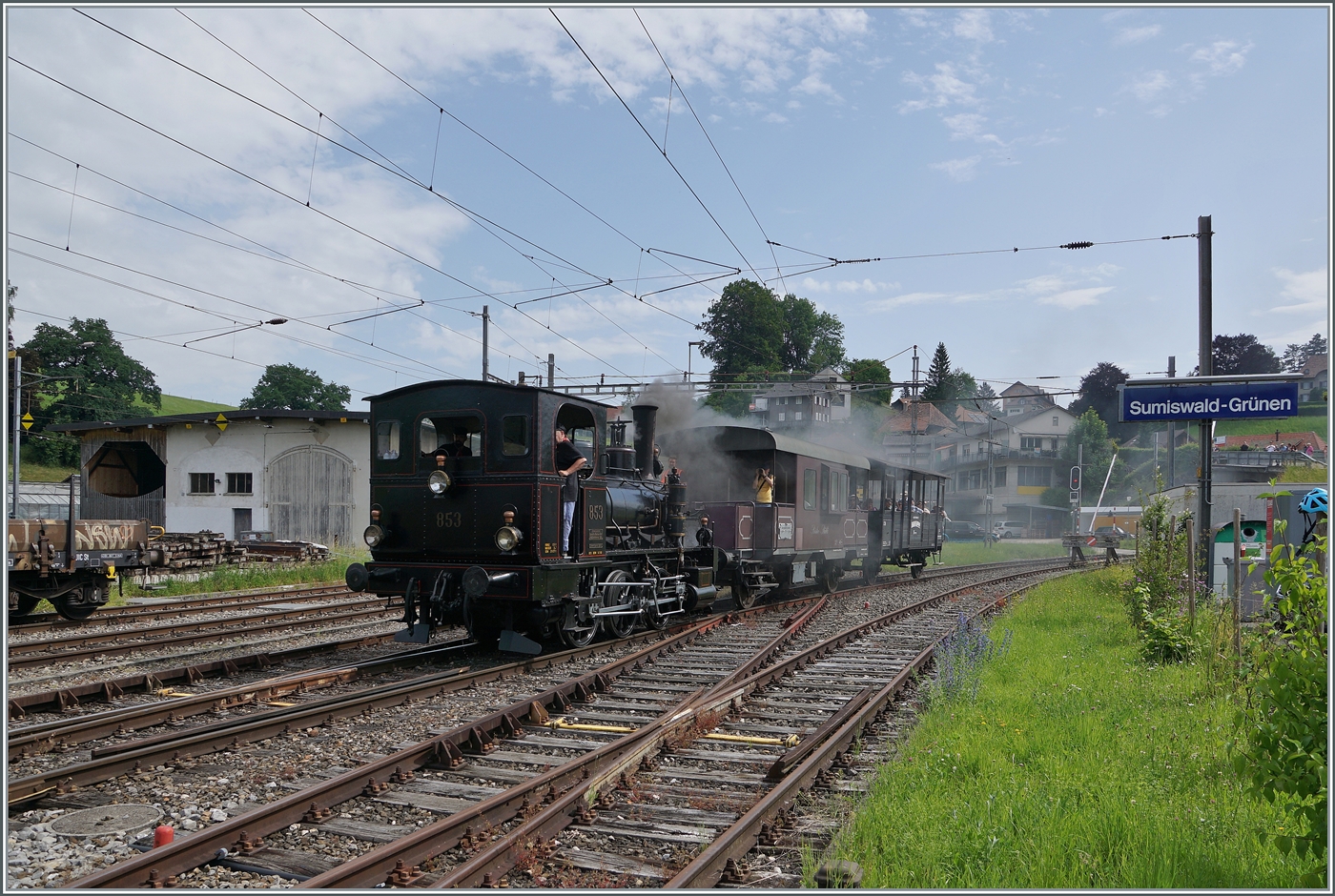 Der Emmentalbahn Dampfzug mit der E 3/3 N° 853 der Dampfbahn Bern (DBB) erreicht von Wasen i.E. kommend sein Ziel Sumiswald-Grünen. 

14. Juni 2025
