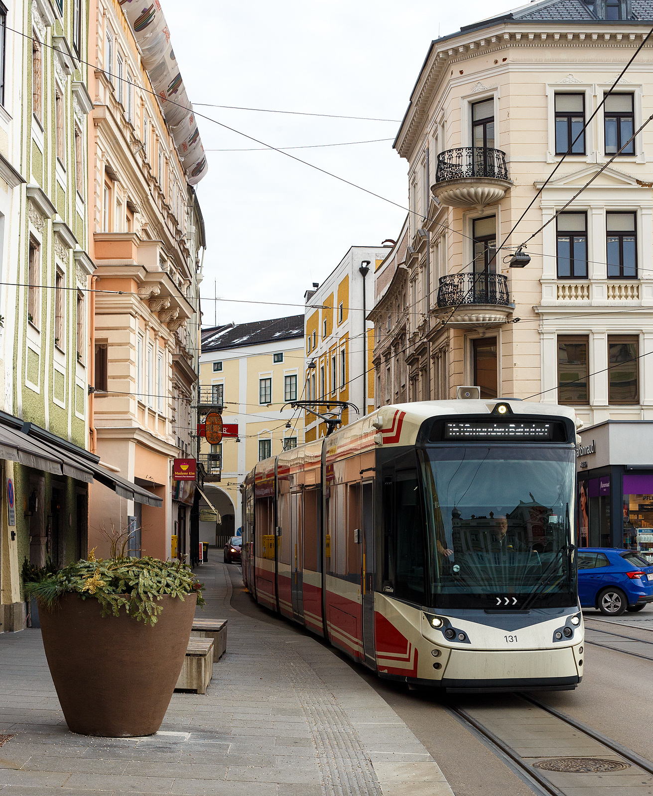 Der f�nfteilige Meterspur-Stra�enbahn-Triebwagen StH ET 131 der Stern & Hafferl Verkehrsgesellschaft m.b.H. erreicht, als Linie 161 nach Gmunden Bahnhof, am 14 Januar 2025 die Station Gmunden Rathausplatz (Kammerhofgasse). Es ist ein f�nfteiliger STADLER Zweirichtungs-Multigelenk-Stadtbahnwagen in Niederflur-Bauweise vom Typ Tramlink V3 der neuesten Generation (Tramlink 2.0).

Der ET 131 wurde 2017 noch von Stadler Rail Valencia gebaut und geliefert.