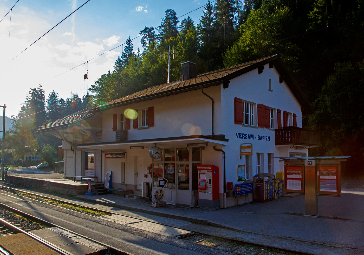 Der gemeinsame RhB Bahnhof Versam - Safien in der Rheinschlucht (Ruinaulta) am 07 September 2021, aus einem RhB-Zug heraus.

Die wohl mit 3,7 km längste und spektakulärste Bahnhofstraße verbindet das Dorf Versam mit dem Bahnhof Versam - Safien, welcher mitten in der Rheinschlucht liegt. Das Dorf Safien liegt noch viel weiter weg.