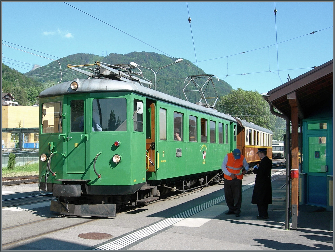 Der GFM Be 4/4 111 (ex GFM BCe 4/4 111 resp. CEG BCE 4/4 11) ist mit dem GFM Salonwagen in Blonay angekommen. Der Be 4/4 111 wurde 1903 bei SWS/Alioth gebaut und 1928 und 1951 umgebaut. Kurzzeit war der Triebwagen mit Xe 4/4 111 bezeichnet; heute ist er im Besitz der GFM Historique so dass ich ihn beim Überarbeiten dieses Textes am 15.10.24 auch dort eingeordnet habe.

Aufnahmedatum 3. Juni 2006 
