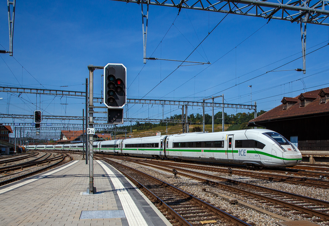 Der gr�n gestreifte ICE 4 der BR 412.0, Tz 9024 (BR 412.0 / 812) der DB Fernverkehr AG erreicht am 08 September 2021, als ICE 275 von Berlin Ostbahnhof nach Interlaken Ost, p�nktlich den Bahnhof Spiez.

Die Triebz�ge haben keine Triebk�pfe wie die ersten beiden ICE-Baureihen, sondern besitzen mehrere eigenst�ndige angetriebene Wagen (sogenannte „Powercars“), die �ber die Zugl�nge verteilt sind. Dabei hat ein 12-teiliger Zug sechs angetriebene Wagen („Powercars“). Diese verf�gen jeweils �ber von anderen Wagen unabh�ngige Motoren, die unterhalb des Wagenkastens angeordnet sind. Weil damit auch in den Endwagen Raum f�r Fahrg�ste ist, k�nnen im ICE 4 besonders viele Sitzpl�tze angeboten werden, es sind 830 im ICE 4. Die um rund zwei Meter l�ngeren Einzelwagen machen den ICE 4 zu einem Nutzfl�chenweltmeister, bei gleichbleibender Beinfreiheit. Die Sitzpl�tze verteilen sich auf 205 in der 1. und 625 Pl�tze in der 2. Klasse. Unterschied zu allen bisherigen ICE-Z�gen werden die mit rund 28 Metern l�ngeren Wagenk�sten der ICE-4-Flotte aus Stahl gefertigt. Dabei wird, erstmals im Stahl-Schienenfahrzeugbau, die Laserschwei�technik verwendet. Damit die 12- teiligen ICE 4 „etwas“ p�nktlicher unterwegs sind, wurde ihre H�chstgeschwindigkeit von 250 auf 265 km/h erh�ht.

TECHNISCHE DATEN (12-Teiler / BR 412.0):
Spurweite: 1.435 mm
Achsfolge: 2’2’+Bo’Bo’+Bo’Bo’+2’2’+Bo’Bo’+Bo’Bo’+2’2’+Bo’Bo’+2’2’+Bo’Bo’+2’2’+2’2’
L�nge �ber Kupplung (Zug): 345,71 m 
L�nge �ber Puffer (Steuerwagen): 29.106 mm (2 x)
L�nge �ber Puffer (Mittelwagen): 28.750 mm (10 x)
Drehzapfenabstand: 18.500 mm
Achsabstand im Triebdrehgestell: 2.600 mm
Achsabstand im Laufdrehgestell: 2.300 mm
Treibraddurchmesser:  920/840 mm (neu/abgenutzt)
Laufraddurchmesser:  825/750 mm (neu/abgenutzt)
Leergewicht: 675 t
H�chstgeschwindigkeit: 265 km/h (urspr�nglich  250 km/h)
Anzahl Powercars: 6
Traktionsleistung: 9.900 kW (kurzzeitig 13.500 kW)
Anzahl Achsen:48 (davon 24 angetrieben)
Radsatzlast: ca. 18 t
Spannung: 15 kV / 16,67 Hz
