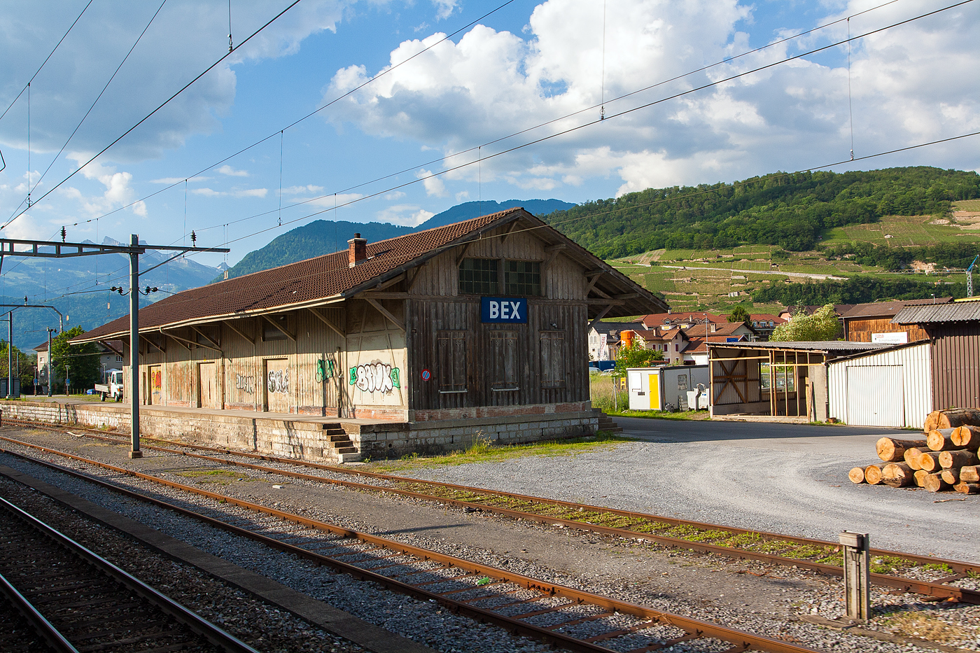 Der G�terschuppen von Bex, am 28 Mai 2012, fr�her gingen die Gleise der BVB hinter der Rampe bis an den G�terschuppen zur �bergabe an die SBB.

Bild aus dem Zug heraus.
