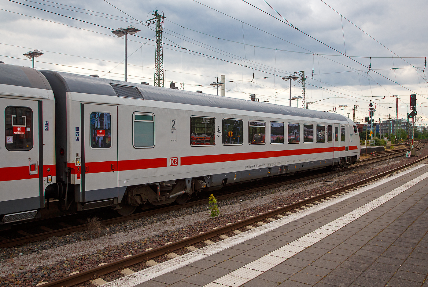 Der modernisierter klimatisierte 2. Klasse InterCity-Steuerwagen mit Fahrrad-/Gepäckabteil D-DB 61 80 80-91 135-6 der Bauart Bpmmbdzf 286.1 (ex Bpmbdzf 296.1) der DB Fernverkehr AG, am 31.05.2022 am Zuganfang, als Wagen 3 vom IC 2213 (Ostseebad Binz - Hamburg - Köln Messe/Deutz - Mainz – Stuttgart) im Hbf Münster (Westf.).

TECHNISCHE DATEN: 
Baujahr: 1997
Hersteller:  PFA Weiden (Partner für Fahrzeugausstattung GmbH)
Spurweite: 1.435 mm
Länge über Puffer: 26.400 mm
Wagenkastenlänge: 26.100 mm
Wagenkastenbreite: 2.825 mm
Drehzapfenabstand: 9.000 mm
Achsstand im Drehgestell: 2.500 mm
Drehgestellbauart: SIG 725, SIG 726
Leergewicht:  48 t
Höchstgeschwindigkeit:  200 km/h
Zulassungen für: D, A, H, CZ, CH, H und F
Sitzplätze:  32 (2. Klasse) und 2 Rollstuhlplätze
Mehrzweckabteil:  für bis zu 16 Fahrräder
Toiletten: 1, behindertengerecht, geschlossenes System