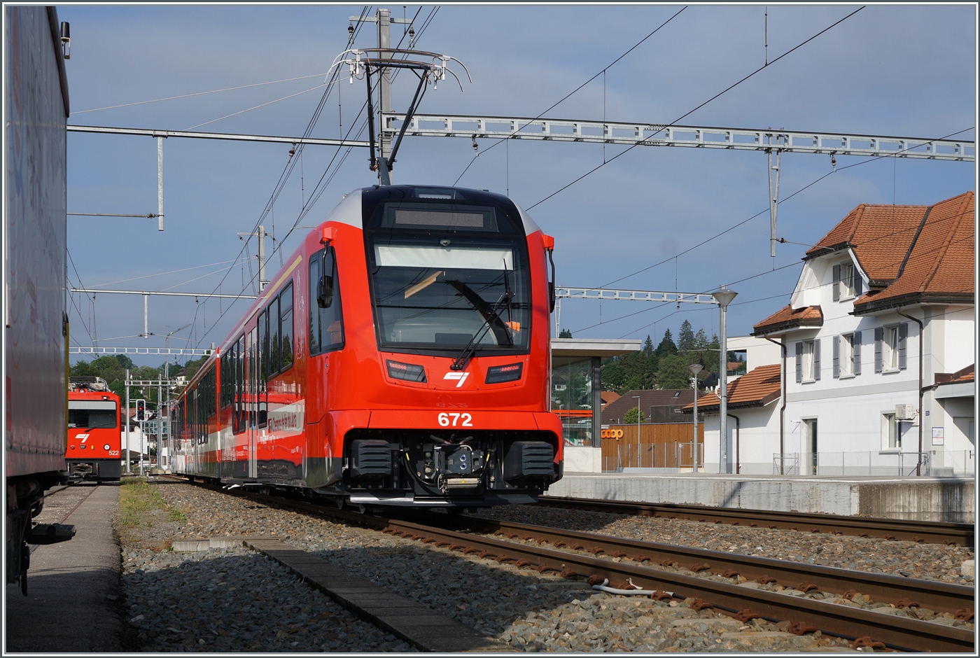 Der neue CJ ABe 4/12 672 (Be 2/4 - B - Be 2/4 672) ist auf Testfahrt. Der Triebzug hat Le Noirmont erreicht, wo er für die Rückfahrt wendet. 26. Juni 2024