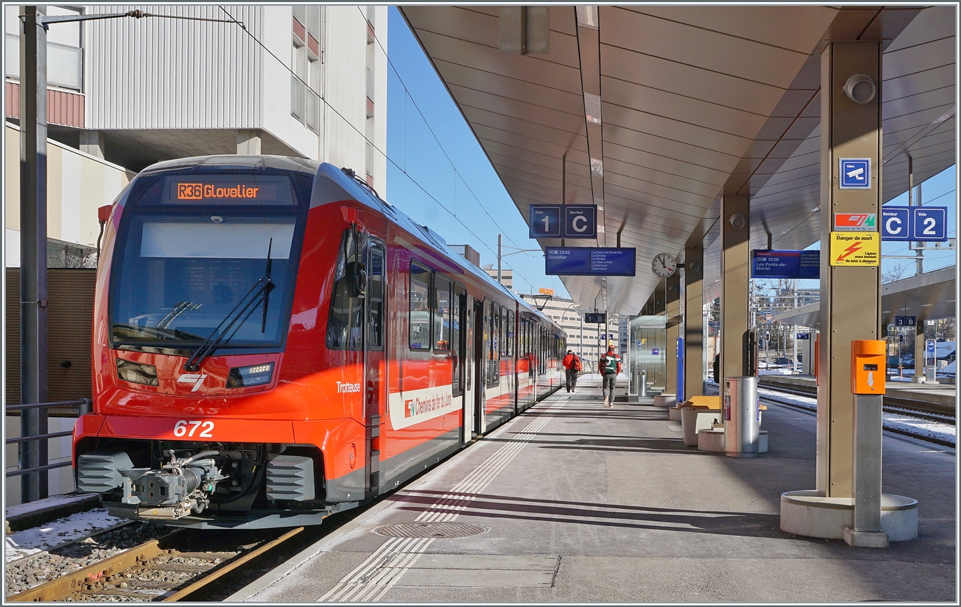 Der neue CJ ABe 4/12 ist als R36 in La Chaux de Fonds angekommen und wendet gleich auf die Rückleistung nach Glovelier. 

13. Januar 2025
