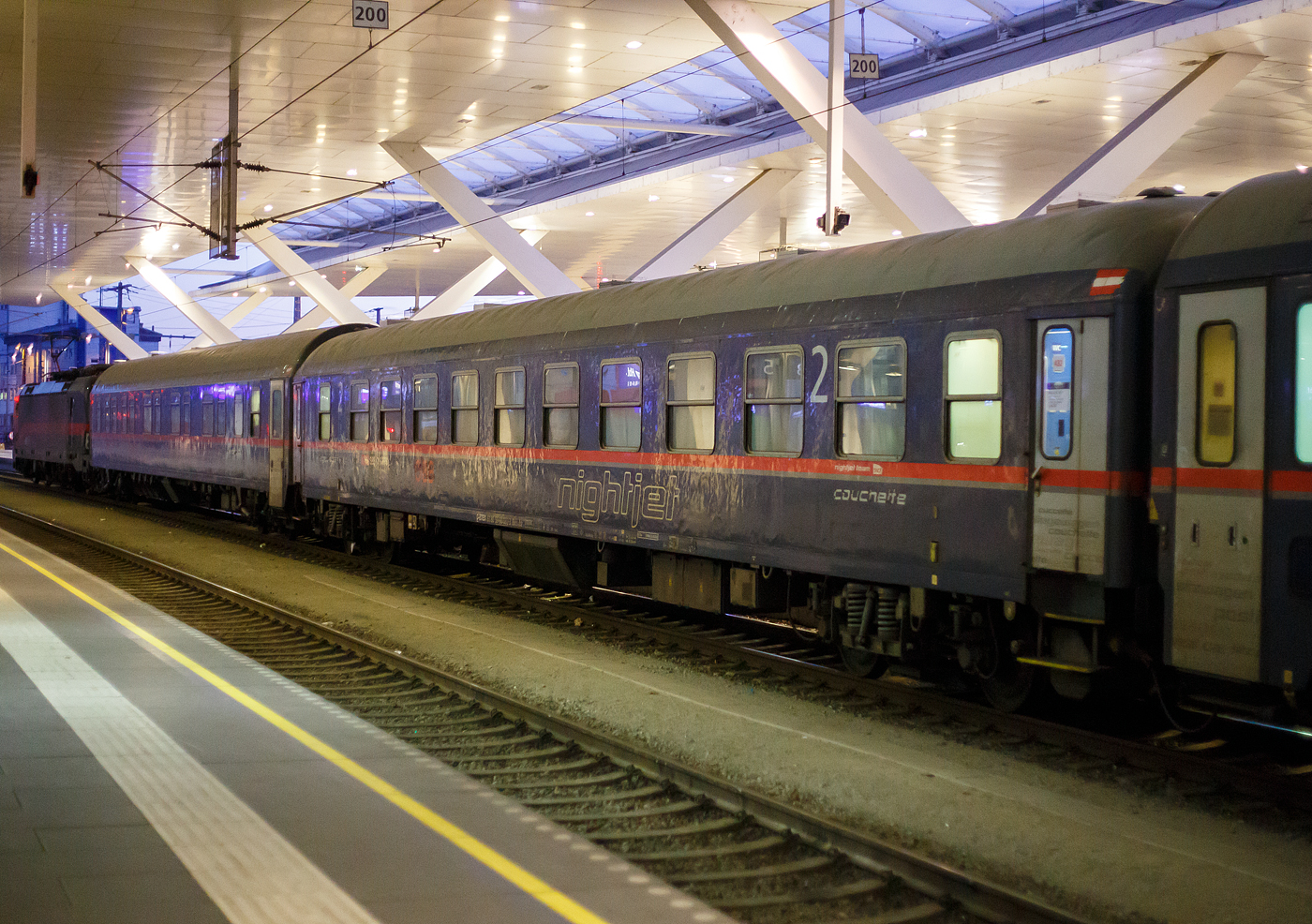Der ÖBB Nightjet 2.Klasse Liegewagen, eingestellt über BTE BahnTouristikExpress GmbH als D-BTEX 61 80 59-90 032-3 der Gattung Bvcmbz, eingereiht in den ÖBB-Nightjet NJ 40425 von Brüssel Midi nach Wien Hbf, am 14 Januar 2025 im Hauptbahnhof Salzburg.

Der Wagen wurde bereit 1966 von der damaligen Deutsche Waggon- und Maschinenfabriken (DWM) in Berlin (später Waggon Union) gebaut und als 51 80 50-40 321-2 Bcm 243 an die Deutsche Bundesbahn geliefert, 

TECHNISCHE DATEN:
Gattung/Bauart: Bvcmbz 249.1
Spurweite: 1.435 mm (Normalspur)
Länge über Puffer: 26.400 mm
Wagenkastenlänge: 26.100 mm
Wagenkastenbreite: 2.818 mm
Höhe über Schienenoberkante: 4.250 mm
Drehzapfenabstand: 19.000 mm
Achsstand im Drehgestell: 2.500 mm
Leergewicht: 44 t
Höchstgeschwindigkeit: 200 km/h
Plätze: max. 50, davon zwei für Behinderte 
Abteile:  8 á 6 Plätze, 1 mit 2 Plätze für Behinderte, 1 Dienstraum
Alle Abteile können als 4er Belegung oder Privatabteil gebucht werden.
Toiletten: 2 (geschlossenes System), davon eine Rollstuhlgerecht 
Waschräume: 2
Dienstraum: ja
Bremse: KE-PR-Mg (D)