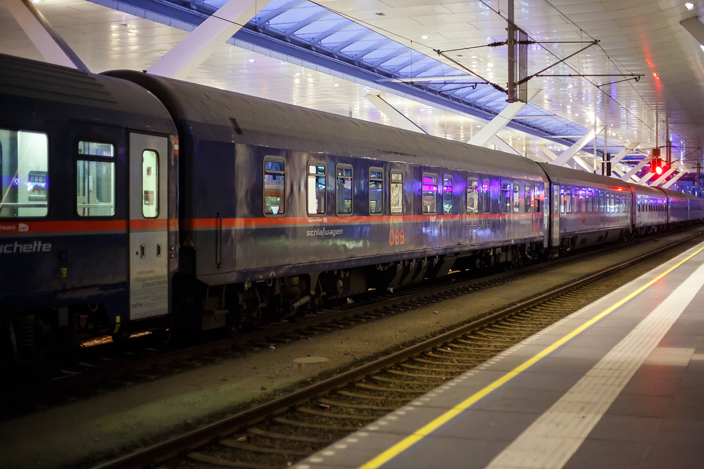Der ÖBB Nightjet Schlafwagen, D-ÖBB 61 80 72-90 012-8 WLABmz, ex D-DB 61 80 72-90 012-8 der Gattung WLABmz 173.1, eingereiht in den ÖBB-Nightjet NJ 40425 von Brüssel Midi nach Wien Hbf, am 14 Januar 2025 im Hauptbahnhof Salzburg.

Der Wagen wurde 2004 von der Siemens SGP Verkehrstechnik im Werk Graz (ex Simmering-Graz-Pauker AG) für die DB Fernverkehr AG gebaut. Nach der Einstellung CityNightLine-Züge (CNL) der DB Fernverkehr AG im Dezember 2016 ging er an die ÖBB Nightjet. Registriert ist der Wagen weiter in Deutschland, Heimatbahnhof ist Wien Hbf. 

TECHNISCHE DATEN:
Gattung/Bauart: WLABmz 173.1
Gebaute Wagen: 42
Nummernbereiche: 61 80 72-90 001 bis 042
Spurweite: 1.435 mm
Länge über Puffer: 26.400 mm
Wagenkastenlänge: 26.100 mm
Wagenkastenbreite: 2.818 mm
Höhe über Schienenoberkante: 4.250 mm
Drehzapfenabstand: 1: 000 mm
Achsstand im Drehgestell: 2.500 mm
Drehgestellbauart: SGP 400
Leergewicht: 56 t;
Höchstgeschwindigkeit: 200 km/h
Sitzplätze: 	36
Abteile: 12
Toiletten: 2 an den Wagenenden, zzgl. 3 in den in den Deluxe-Abteilen, geschlossenes System
Dienstraum: ja
