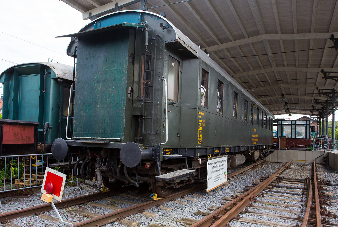 Der restaurierte historische DRG Meßwagen für Schwingungsuntersuchungen Lokmotivversuchsabteilung Grunewald, (Berlin) Bln 700 587, vom berühmten Lokomotiv- Versuchsamtes (LVA) in Berlin Grunewald, am 26 Mai 2024 beim Lokschuppen Hochdahl vom Eisenbahn- und Heimatmuseum Erkrath-Hochdahl e.V..

Bei dem Wagen handelt es sich um einen 1928 von der Sächsischen Waggonfabrik Werdau gebauten Wagen, der von der Lokomotivversuchsabteilung Grunewald für lokomotivtechnische Untersuchungen genutzt wurde. Die Arbeiten wurden im Rahmen des Förderprogramms „Verkehrshistorische Kulturgüter“ durch die NRW-Landesregierung gefördert.

Ursprünglich war der Wagen 1928 von der Sächsischen Waggonfabrik Werdau (die im gleichen Jahr mit Linke-Hofmann-Busch fusionierte) als Packwagen Pw4ü-28  Ost 90203, ein genieteter Einheitsschnellzugwagen (Ganzstahlwagen der Bauart 28), für die DRG gebaut worden. Aber bereits 1930 wurde er zum Meßwagen für Lauf- und Schwingungsforschung 105 136 Ost, für das Lokomotiv-Versuchsamt Grunewald (LVA) umgebaut. Nach dem 2. Weltkrieg wurde das LVA in der Bundesrepublik Deutschland zunächst in Göttingen als Bundesbahn-Zentralamt (BZA), später in Minden sowie in München fortgesetzt. Der Meßwagen (der Gattung Dienst4ü) wurde 1934 zum DRB Bln 700587 (Berlin 700 587) umgezeichnet. 

Dieser Wagen verblieb nach dem Krieg im Westen und wurde so zum Meßwagen DB Han 729 031 der Deutschen Bundesbahn beim BZA Göttingen. Ab 1952 dann DB Han 5044 der Gattung Meßwagen 318 vom BZA Minden (Westf.), später 51 80 99-60 010-9 D-DB. Weitere Nummer, Bezeichnungen und Gattungen waren:
Köl 5406 Unterrichtswagen 338 bzw. Eignungstestwagen 348
60 80 99-69 901-9 D-DB Unterrichtswagen 338 beim Bww Köln-Deutzerfeld

So hatte der fast 100jährige Wagen ein bewegtes vielfältiges Leben, aktuell befindet er sich im Besitz nun vom Eisenbahn- und Heimatmuseum Erkrath-Hochdahl. Von Messeinrichtung ist im Wagen nichts mehr zu sehen, nur im Fußboden verlaufen noch viele Kabel. 

TECHNISCHE DATEN (laut Anschriften): 
Spurweite: 1.435 mm (Normalspur)
Achsanzahl: 4 (in 2 Drehgestellen)
Länge über Puffer: 19.680 mm 
Drehzapfenabstand: 12.360	mm
Achsabstand im Drehgestell: 3.600 mm  
Drehgestell Bauart: Drehgestelle Bauart Görlitz II
Eigengewicht: 39.200 kg 
Max. Zuladung: 9.500 kg
Tragfähigkeit: 10.000 kg

Die Drehgestelle der Bauart Görlitz II wurden 1925 von der damaligen Waggon- und Maschinenbau AG (WUMAG) in Görlitz ursprünglich für die Wagen des FD Rheingold entwickelt, um den Reisenden besondere Laufruhe zu bieten. Sie wurden später auch für die Schnellzugwagen der Bauart 28 verwendet. Der Achsstand beträgt wie beim Vorgänger (Görlitz I) 3.600 mm. Die Drehgestelle verfügen über Wiegen, die auf in Längsrichtung angeordneten Blattfedern gelagert sind, zudem verfügt die Bauart Görlitz II über eine zusätzliche Federung. Anfangs wurden Torsionsfedern, später (wie hier) Schraubenfedern verwendet.
