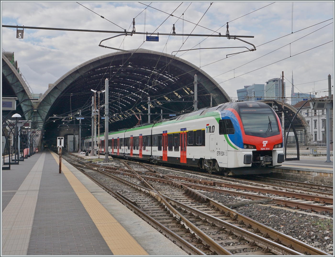Der SBB TILO RABe 524 314 und ein weiterer verlassen Milano als RE 80 nach Locarno. 

8. November 2022