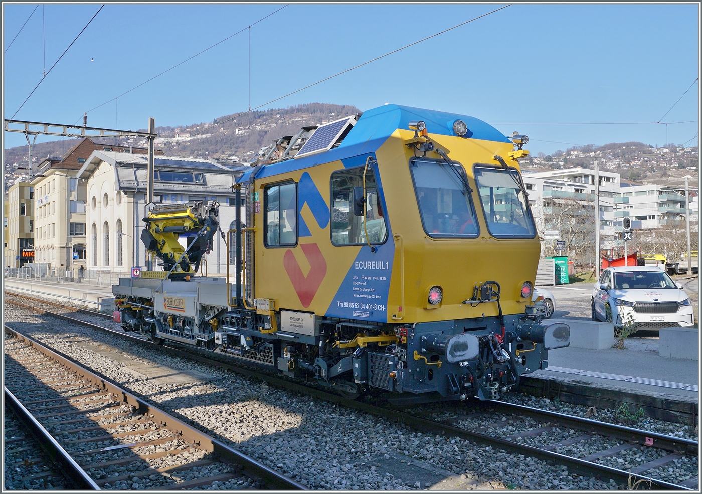 Der Scheuchzer Tm 98 85 52 34 401-8 CH-  Ecureuil 1  (Eichhörnchen) wartet in Vevey auf die Weiterfahrt nach Lausanne.

13. Jan 2025