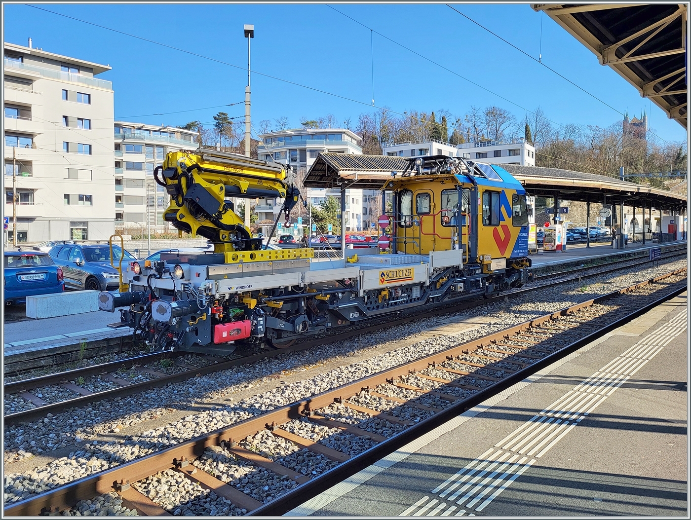 Der Scheuchzer Tm 98 85 52 34 401-8 CH-  Ecureuil 1  (Eichhörnchen) wartet in Vevey auf die Weiterfahrt nach Lausanne.

13. Jan 2025