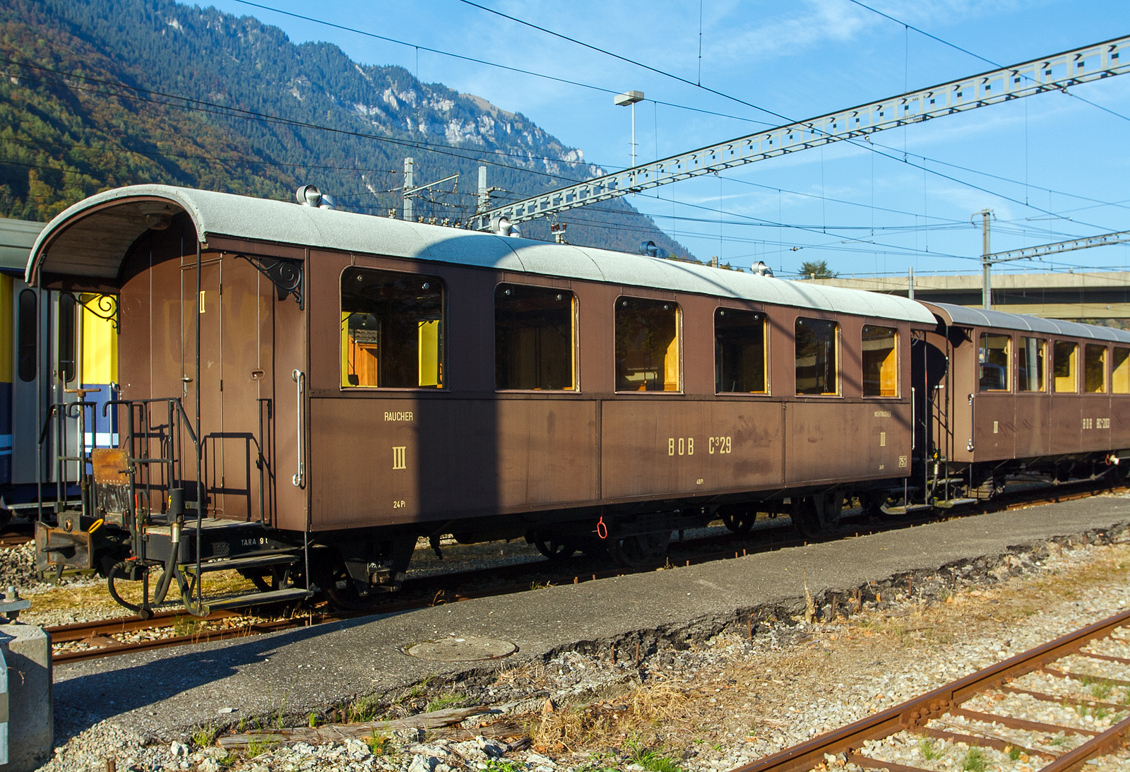 Der schmalspurige dreiachsige ehemalige BOB 3.Klasse (Raucher/Nichtraucher) Personenwagen C� 29 mit zwei Plattformen, abgestellt am 02.10.2011 beim Bahnhof Interlaken Ost.

Der Wagen ist Baujahr 1911 und wurde 1987 von den Berner Oberland-Bahnen (BOB) an die Modelleisenbahnfreunde Eiger Zweil�tschinen (MEFEZ) verkauft, 2013 ging er an die Ballenberg-Dampfbahn (seit 2022 BDB - Br�nig Dampfbahn).

TECHNISCH DATEN:
Spurweite: 1.000 mm
Anzahl der Achsen 3 
L�nge �ber Puffer : ca. 9.800 mm
Sitzpl�tze: 48 in der 3. Klasse (je 24 Raucher und Nichtraucher)
Zul. H�chstgeschwindigkeit: 75 km/h
Zugelassen f�r Netz der: Br�nig, BOB und LSE
