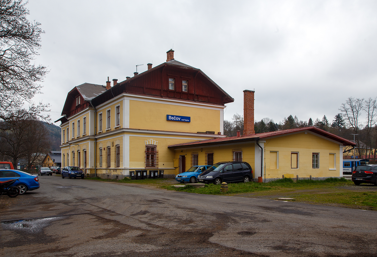 Der schöne Bahnhof Bečov nad Teplou (Petschau) der Bahnstrecke Mariánské Lázně–Karlovy Vary (Marienbad–Karlsbad) – SŽDC 149 und Anfangs- bzw. Endpunkt der Bahnstrecken Blatno u Jesenice – Bečov nad Teplou (SŽDC 161), sowie Bečov nad Teplou - Krásný Jez–Nové Sedlo u Lokte (SŽDC 144). Hier am 20.04.2023.

Bečov nad Teplou (Petschau) ist eine Stadt in der Region Karlsbad. Die Stadt liegt in westlichen Böhmen im Tal der Tepl im Naturschutzgebiet Slavkovský les (Kaiserwald). Im Norden liegen Krásný Jez (Schönwehr) und Vodna (Wasserhäuseln). Mit ihrer auf einem Felssporn oberhalb der Tepl liegenden Burg Bečov gehört Bečov zu den malerischsten Orten der Region zwischen Karlsbad und Marienbad.

Die Burg Bečov/Petschau wurde vermutlich in der ersten Hälfte des 14. Jahrhunderts errichtet und erstmals 1349 urkundlich erwähnt. Damals war sie im Besitz des Boresch IV. von Ossegg und Riesenburg. Sie diente vermutlich als Zollstelle an der Kreuzung der Straßen von Elbogen nach Pilsen und von Tepl nach Schlackenwert. Zusammen mit der darunter entstehenden Siedlung bildete sie ein Herrschaftszentrum. 1354 erteilte Kaiser Karl IV. den Brüdern Boresch und Slavko von Riesenburg die Genehmigung, Gold, Silber und Zinn im angrenzenden Kaiserwald abzubauen. 

Im November 1898 erhielt Petschau Eisenbahnanschluss (Strecke nach Rakonitz), im Dezember folgte die Bahnverbindung nach Karlsbad.

Nach der Errichtung der Tschechoslowakei 1918 erhielt Petschau die amtliche Ortsbezeichnung Bečov. Am 1. Dezember 1930 hatte es 2384 Einwohner (davon 168 Tschechen). Infolge des Münchner Abkommens musste es 1938 an das Deutsche Reich abgetreten werden. 1939 lebten in Petschau 2158 Menschen. Bis zum Ende des Zweiten Weltkrieges war das Dorf Teil des deutschen Landkreises Tepl. Nach dem Zweiten Weltkrieg kam Petschau/Bečov an die Tschechoslowakei zurück. Die deutschsprachige Bevölkerung wurde zu einem Großteil vertrieben. Ihr Vermögen wurde durch das Beneš-Dekret 108 konfisziert, das Vermögen der evangelischen Kirche durch das Beneš-Dekret 131 liquidiert, die katholischen Kirchen in der Tschechoslowakei wurden enteignet. Auch der Schlossbesitzer Beaufort-Spont wurde enteignet. Da die Besiedlung mit Neubürgern nur in geringem Umfang erfolgte, waren zahlreiche Häuser dem Verfall preisgegeben.
