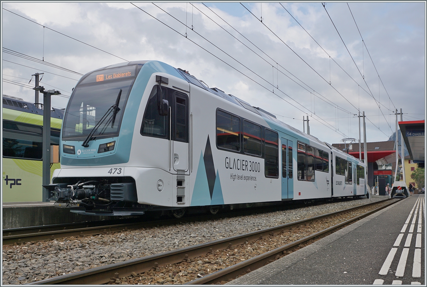 Der TPC  ABe 4/8 473 mit der  Glacier 3000  Werbung wartet in Aigle auf die Abfahrt nach les Diablerets. 

3. Aug. 2024