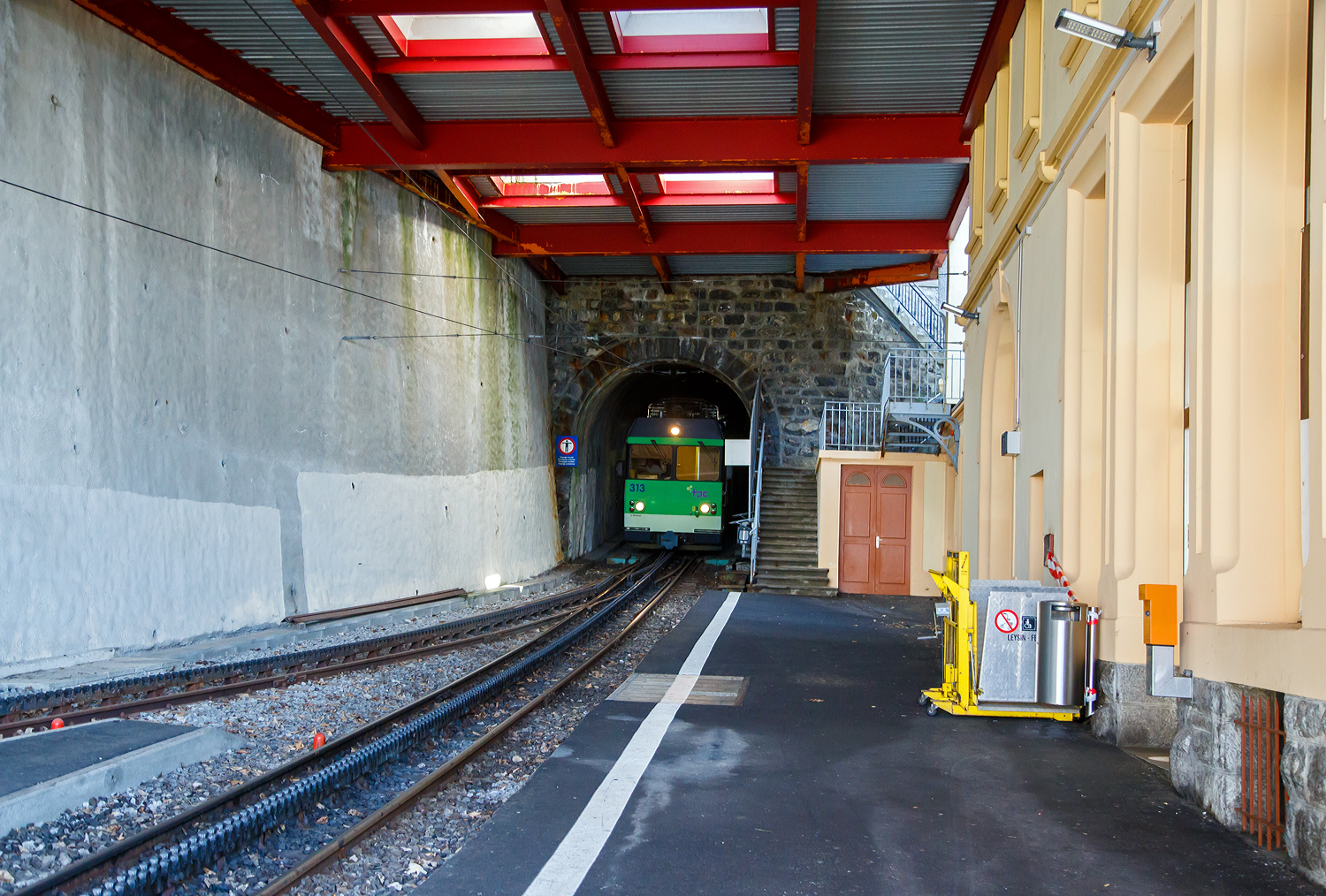 Der tpc AL BDeh 4/4 313 „La Berneuse“ (2. Klasse elektrischen Personentriebwagen mit Gep�ckabteil f�r den gemischten Zahnrad- und Adh�sionsbetrieb) mit den beiden AL Steuerwagen AL Bt 362 und AL Bt 363 kommt am 08 September 2023 vom Leysin - Grand-H�tel hinab, verl�sst gerade den 287 m langen Kehrtunnel Leysin und erreicht somit die Station Leysin-Feydey. Der dreiteilige Zug f�hrt als Regionalzug (R 25) von Leysin - Grand-H�tel nach Aigle.

Eine Einzelfahrkarte/Einzelbillett von Aigle nach Leysin - Grand-H�tel (5 Zonen) kostet im Vollpreis 9,20 CHF/Person somit die Hin- und R�ckfahrt (da vermutlich �ber 2 Stunden) 18,40 CHF/Person. Wir hatten aber Gl�ck (nicht nur mit dem wundersch�nen Wetter), die tpc feierte 125 Jahre der BVB an dem Wochenende, so bekamen wir Tageskaten f�rs ganze Netz der TPC f�r 10,- CHF/Person. Die drei TPC-Strecken ab Aigle (AL, ASD und AOMC) konnten wir so gut an einem Tag erkunden bzw. erfahren. F�r die 12,4 Kilometer lange Strecke von Bex nach Villars-sur-Ollon der BVB (Bex–Villars–Bretaye) brauchten wir dann einen ganzen weiteren Tag, den man auch einrechnen sollt.

Erkl�rung der verwendeten Abk�rzungen:
tpc = Tansports Publics du Chablais
AL = Chemin de fer Aigle–Leysin (Aigle-Leysin-Bahn)
ASD = Aigle–S�pey–Diablerets
AOMC = Aigle–Ollon–Monthey–Champ�ry
BVB = Chemin de fer Bex–Villars–Bretaye