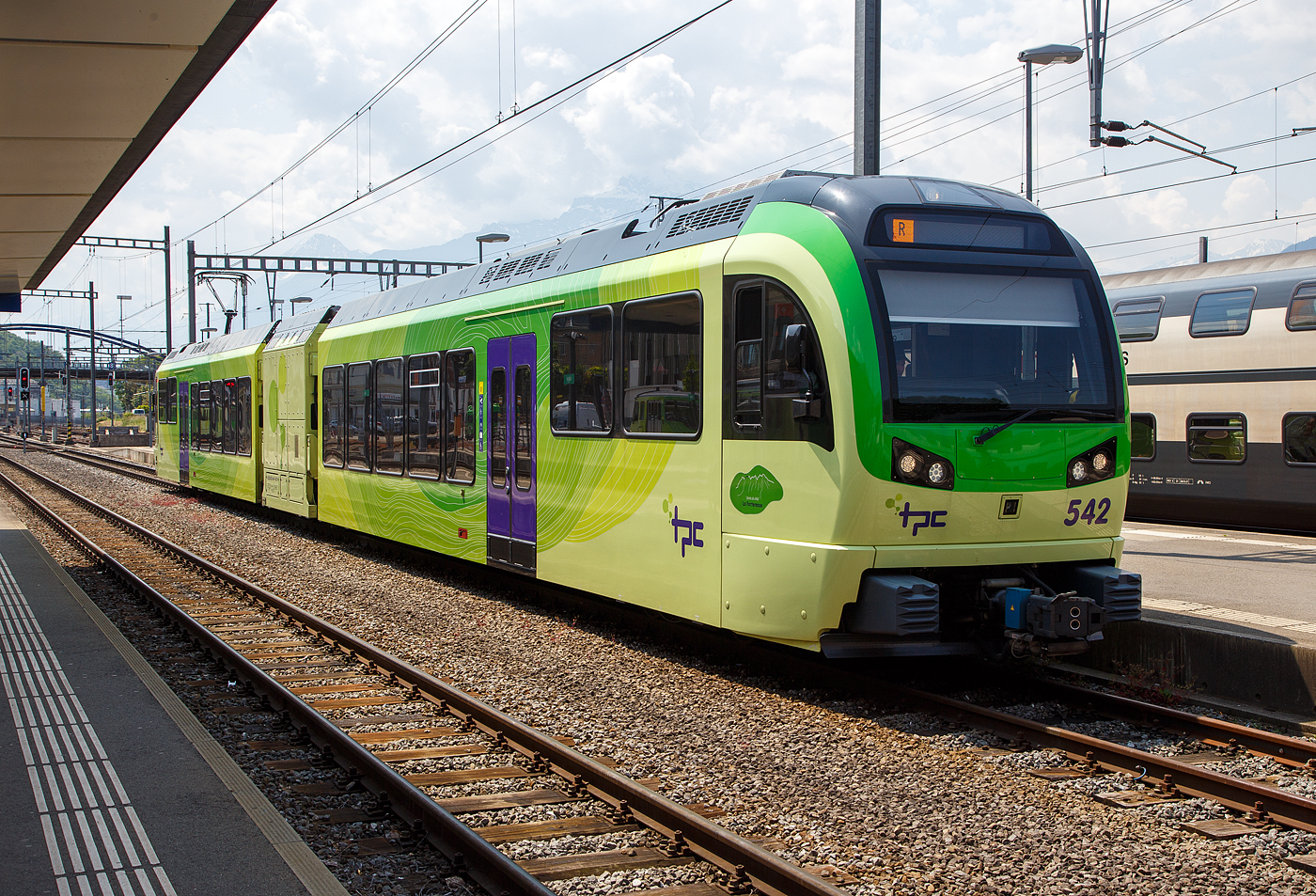 Der (TPC) AOMC/ACD Beh 2/6 542, ein Stadler SURF, steht am 28 Mai 2023 im Bahnhof Aigle zur Abfahrt nach Champéry bereit.

Wie für Stefan, gehören auch für mich die (TPC) AOMC/ACD Beh 2/6 zu den schönsten Stadler SURF Zügen. SURF steht für Série Unifiée Romande pour Réseau Ferré métrique (Einheitliche Serie für das Westschweizer Meterspurige Schienennetz). Diese ab 2015 gebaute meterspurige Triebzüge mit gemischtem Adhäsions- und Zahnradbetrieb gehören zu den Stadler GTW der 4. Generation.

