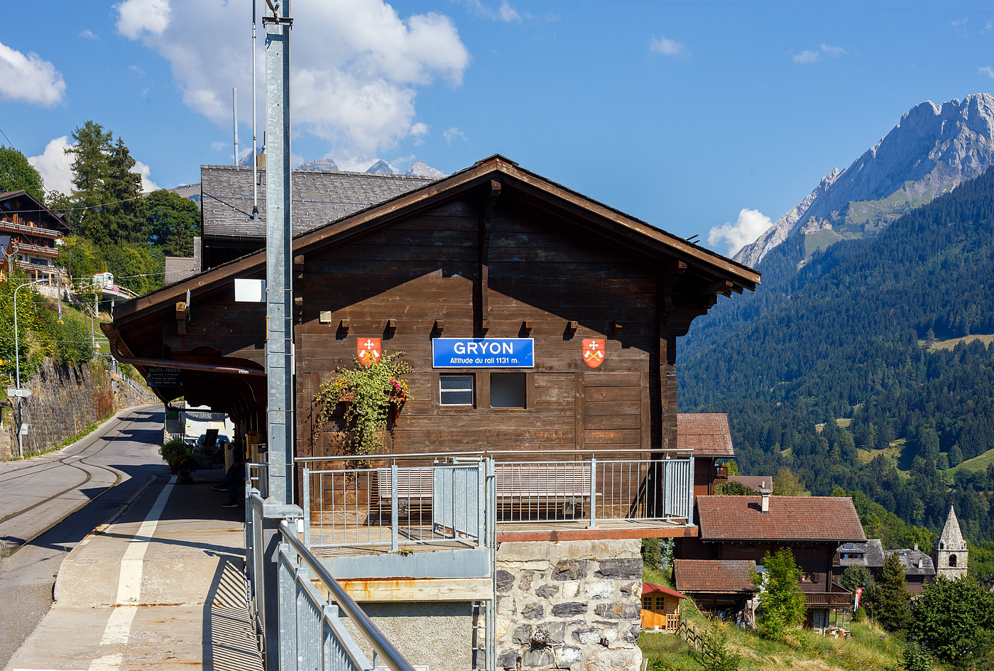 Der tpc Bahnhof Gryon auf 1.131 m ü. M. am 10.09.2023, Blickrichtung Barboleuse. Wir hatten zuvor einen wunderschönen Spaziergang hinab von La Barboleuse nach hier.

Der Bahnhof gehört zur ehemalige Chemin de fer électrique Bex–Gryon–Villars (BGV), später BVB Bex–Villars–Bretaye-Bahn. Seit 1999 Teil der TPC - Transports Publics du Chablais. Die Bahn der BGV entstand zur Erschließung der Dörfer Gryon und Villars-sur-Ollon auf einer Terrasse über dem Rhonetal. Die Strecke wird im gemischten Adhäsions- und Zahnradbetrieb befahren. Das 3,3 Kilometer lange Teilstück Bex–Bévieux und der 5,6 Kilometer langen Abschnitt Gryon–Villars–Chesières wurden Straßenbahnbetrieb gefahren. 

Der 4,9 Kilometer lange Zahnstangenabschnitt im System Abt von von Bévieux nach Gryon hat eine Maximalsteigung von 200 Promille. Wurde mit Zahnradloks bzw. –triebwagen befahren, wie u.a. die heute bei der Museumsbahn Blonay–Chamby vorhandenen BGV He 2/2 2  La Grisette .

Im Jahre 1942 fusionierten BGVC mit der VB zur BVB. 1975 bildete die BVB zusammen mit der Chemin de fer Aigle–Leysin (AL) und der Chemin de fer Aigle–Sépey–Diablerets (ASD) eine Betriebsgemeinschaft, der sich 1977 auch die Chemin de fer Aigle–Ollon–Monthey–Champéry (AOMC) anschloss. Im Jahre 1999 fusionierten alle vier Bahnen zur heutigen Transports Publics du Chablais (TPC).
