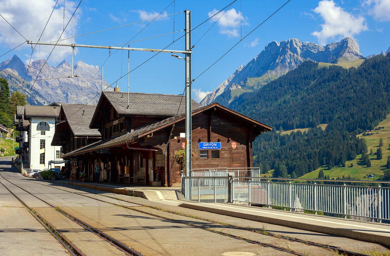 Der tpc Bahnhof Gryon auf 1.131 m ü. M. am 10.09.2023, Blickrichtung Barboleuse. Wir hatten zuvor einen wunderschönen Spaziergang hinab von La Barboleuse nach hier.

Der Bahnhof gehört zur ehemalige Chemin de fer électrique Bex–Gryon–Villars (BGV), später BVB Bex–Villars–Bretaye-Bahn. Seit 1999 Teil der TPC - Transports Publics du Chablais. Die Bahn der BGV entstand zur Erschließung der Dörfer Gryon und Villars-sur-Ollon auf einer Terrasse über dem Rhonetal. Die Strecke wird im gemischten Adhäsions- und Zahnradbetrieb befahren. Das 3,3 Kilometer lange Teilstück Bex–Bévieux und der 5,6 Kilometer langen Abschnitt Gryon–Villars–Chesières wurden Straßenbahnbetrieb gefahren. 

Der 4,9 Kilometer lange Zahnstangenabschnitt im System Abt von von Bévieux nach Gryon hat eine Maximalsteigung von 200 Promille. Wurde mit Zahnradloks bzw. –triebwagen befahren, wie u.a. die heute bei der Museumsbahn Blonay–Chamby vorhandenen BGV He 2/2 2  La Grisette .

Im Jahre 1942 fusionierten BGVC mit der VB zur BVB. 1975 bildete die BVB zusammen mit der Chemin de fer Aigle–Leysin (AL) und der Chemin de fer Aigle–Sépey–Diablerets (ASD) eine Betriebsgemeinschaft, der sich 1977 auch die Chemin de fer Aigle–Ollon–Monthey–Champéry (AOMC) anschloss. Im Jahre 1999 fusionierten alle vier Bahnen zur heutigen Transports Publics du Chablais (TPC).
