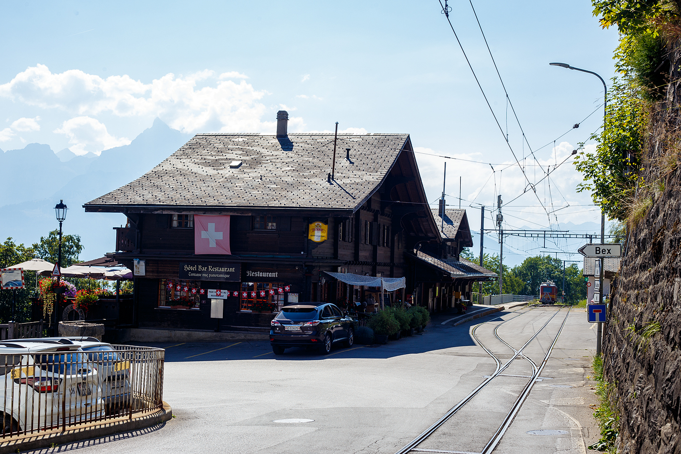 Der tpc Bahnhof Gryon auf 1.131 m ü. M. am 10.09.2023, Blickrichtung Bex, auch wenn hier der Richtungspfeil der Straße nach links zeigt. Wir hatten zuvor einen wunderschönen Spaziergang hinab von La Barboleuse nach hier.

Der Bahnhof gehört zur ehemalige Chemin de fer électrique Bex–Gryon–Villars (BGV), später BVB Bex–Villars–Bretaye-Bahn. Seit 1999 Teil der TPC - Transports Publics du Chablais. Die Bahn der BGV entstand zur Erschließung der Dörfer Gryon und Villars-sur-Ollon auf einer Terrasse über dem Rhonetal. Die Strecke wird im gemischten Adhäsions- und Zahnradbetrieb befahren. Das 3,3 Kilometer lange Teilstück Bex–Bévieux und der 5,6 Kilometer langen Abschnitt Gryon–Villars–Chesières wurden Straßenbahnbetrieb gefahren. 

Der 4,9 Kilometer lange Zahnstangenabschnitt im System Abt von von Bévieux nach Gryon hat eine Maximalsteigung von 200 Promille. Wurde mit Zahnradloks bzw. –triebwagen befahren, wie u.a. die heute bei der Museumsbahn Blonay–Chamby vorhandenen BGV He 2/2 2  La Grisette .

Im Jahre 1942 fusionierten BGVC mit der VB zur BVB. 1975 bildete die BVB zusammen mit der Chemin de fer Aigle–Leysin (AL) und der Chemin de fer Aigle–Sépey–Diablerets (ASD) eine Betriebsgemeinschaft, der sich 1977 auch die Chemin de fer Aigle–Ollon–Monthey–Champéry (AOMC) anschloss. Im Jahre 1999 fusionierten alle vier Bahnen zur heutigen Transports Publics du Chablais (TPC).
