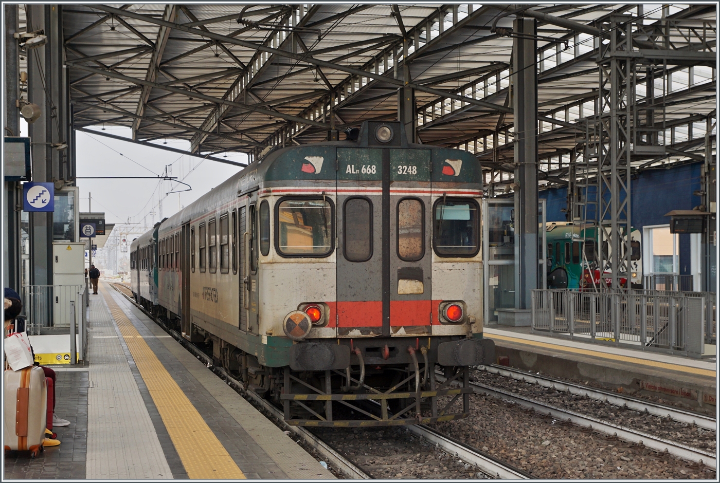 Der Trenord Aln 668 3248 und ein weiterer hat als Regionalzug von Brescia kommend sein Ziel Parma erreicht. zwischen 1954 und 1981 wurden in zwölf Serien 787 Einheiten dieser Dieseltriebzüge von FIAT / Breda gebaut und waren im Nebenbahnverkehr in ganz Italien zu sehen, doch nun scheint die Einsatzzeit der Züge sich langsam dem Ende zuzuneigen. 

13. März 2023