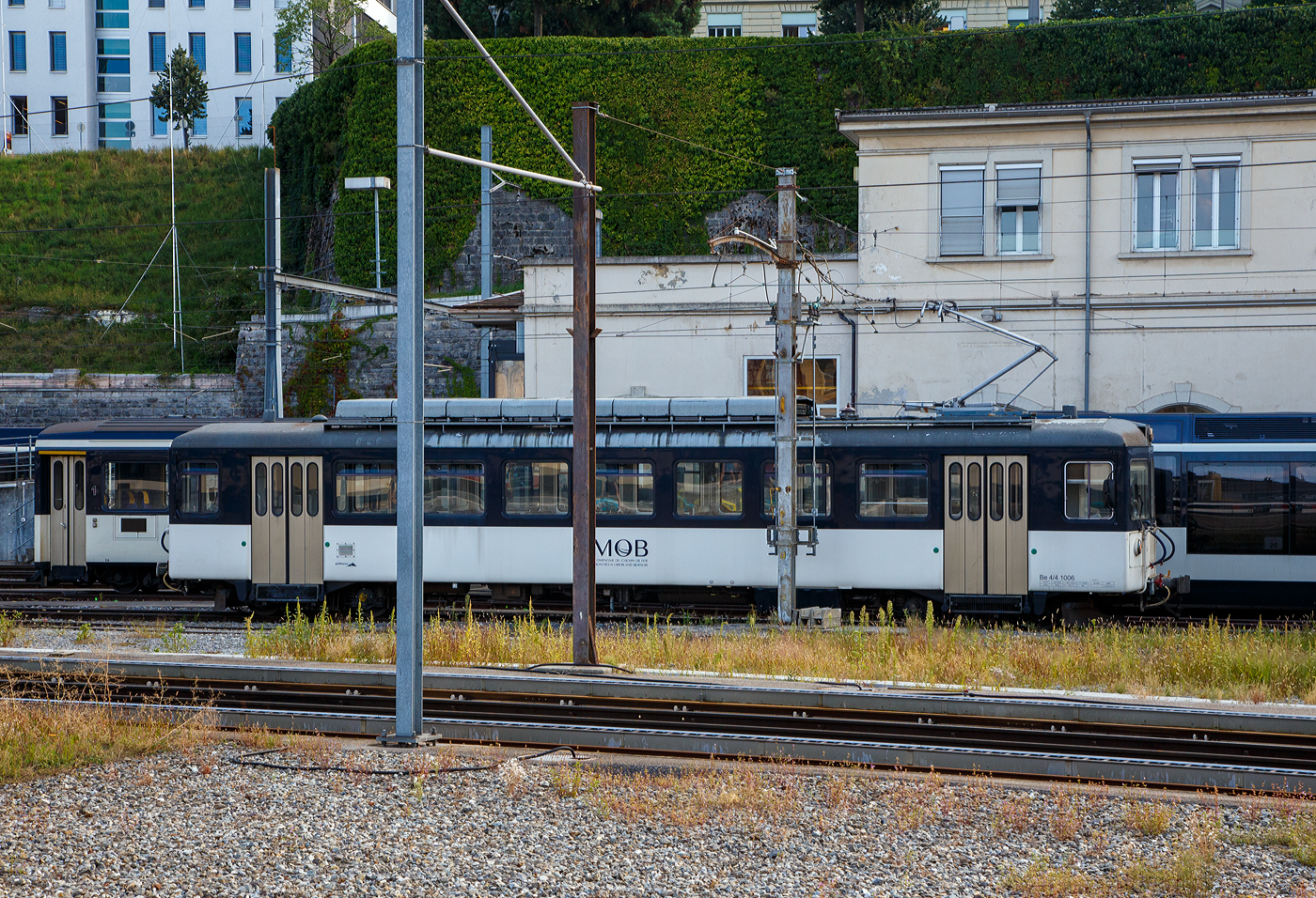 Der Triebwagen MOB Be 4/4 1006 (Typ „Bipperlisi“) Montreux-Berner Oberland-Bahn (Chemin de fer Montreux Oberland bernois), ex ASm Be 4/4 301 (Aare Seeland mobil AG), ex OJB Be 4/4 83 (Oberaargau-Jura-Bahnen) ist am 08.09.2023 beim Bahnhof Montreux abgestellt.

Der vierachsige elektrische Triebwagen wurde 1966 von SWS (Schweizerische Wagons- und Aufz�gefabrik AG) in Schlieren gebaut, die elektrische Ausr�stung ist von der MFO (Maschinenfabrik Oerlikon). Geliefert wurde er f�r die Oberaargau-Jura-Bahnen als OJB Be 4/4 83. Die OJB entstand 1958 aus der Fusion der Langenthal-Jura-Bahn (LJB) mit der Langenthal-Melchnau-Bahn (LMB), ab 1990 Regionalverkehr Oberaargau (RVO). Die RVO fusionierte wiederum 1999 mit der Solothurn-Niederbipp-Bahn (SNB), der Biel-T�uffelen-Ins-Bahn (BTI) und den Oberaargauischen Automobilkursen (OAK) zur Aare Seeland mobil (ASm), so wurde aus dem Triebwagen der  ASm Be 4/4 301. IM Jahr 2012 wurde er dann an die MOB verkauft und in den Werkst�tten in Chernex an die Bed�rfnisse anpasste und in den heutigen MOB Be 4/4 1006 unbenannte.

TECHNISCHE DATEN:
Hersteller: SWS/MOB
Spurweite: 1.000 mm (Schmalspur)
Achsformel: Bo’Bo’
L�nge �ber Puffer: 18.230 mm
L�nge des Kastens: 17.070 mm
Drehzapfenabstand: 11.770 mm
Achsabstand im Drehgestell: 2.000 mm
Triebraddurchmesser: 760 mm (neu)
H�he: 4.030 mm
Breite: 2.680 mm
Stundenleistung: 368 kW
Stundenzugkraft : 3,6 t (bei 35 km/h)
�bersetzung: 1:5,64
H�chstgeschwindigkeit: 65 km/h
Eigengewicht: 34,5 t
Fahrleitungsspannung: 1200 V = (DC) bei ASm / heute bei MOB 900 V = (DC)
Sitzpl�tze: 46 (in der 2. Klasse) 
Zuladungsgewicht: 3,2 t
Bremsen: Hs / D / C / X