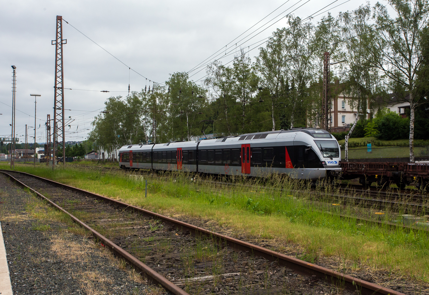 Der VIAS Stadler FLIRT ET 23-11-03 /231103 (94 80 0427 102-9 D-VIASR / 94 80 0827 102-5 D-VIASR / 94 80 0427 602-8 D-VIASR), ex DB, ex Abellio Rail NRW ET 23 2103  Werdohl ,  ex ET 23 003, erreicht am 03 Juni 2024, als RB 91  Ruhr-Sieg-Bahn  von Siegen Hbf nach Hagen Hbf, nun bald den Bahnhof Kreuztal. 

Der dreiteilige Stadler FLIRT wurde 2007 Stadler Pankow GmbH in Berlin unter der Fabriknummer 37663 gebaut und an die CBRail Leasing s.à.r.l. (Luxembourg) die auch heute noch der Eigentümer ist. Aber Triebzug hatte schon mehrere Bezeichnungen und Fahrzeugnutzer auch wenn er immer auf der gleiche Strecke Einsatz war. Vom 9. Dezember 2007 bis zu seiner Insolvenz im Juli 2021 führte Abellio Rail NRW den Schienenpersonennahverkehr auf dem Ruhr-Sieg-Netz (RE 16 und RB 91) aus, so war er erst als ET 23 003, nach einem Refit bekam er die Betreiberbezeichnung ET 23 2103  Werdohl .  Nach der Insolvenz übernahm zunächst per Direktvergabe wieder DB Regio mit dem Verkehr auf der Strecke bis Dezember 2023 und er wurde als DB 427 102-9 / 427 602-8 geführt. Seit dem Fahrplanwechsel im Dezember 2023 hat nun nach regulärer Vergabe schließlich die VIAS Rail GmbH den Schienenpersonennahverkehr (RE 16 / RB 91) bis Dezember 2034 übernommen.  VIAS Rail ist ein 100 %iges Tochterunternehmen der R.A.T.H.-Gruppe. Nun wurde er als VIAS ET 23-11-03, aktuell ist nun angeschrieben VIAS 231103 (ohne die Bindestriche).