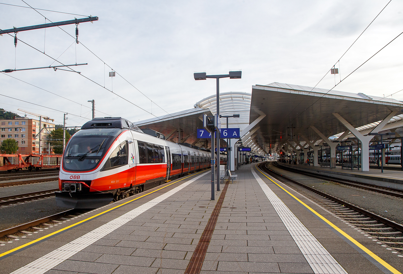 Der vierteilige Elektrotriebzug �BB 4024 121-7 gekuppelt mit einem weiteren �BB 4023 oder 4024 verl�sst, als S3 der S-Bahn Salzburg die Verbindung Bad Reichenhall – Freilassing – Salzburg – Schwarzach-Sankt Veit, den Hauptbahnhof Salzburg.

Nochmal einen lieben Gru� an den netten Tf zur�ck.

Die klassischen Vierteiler vom Typ Bombardier TALENT (Talbots leichter Nahverkehrs-Triebwagen) tragen die Bezeichnung 4024. Sie bilden mit 140 gelieferten Einheiten das R�ckgrat f�r den �ffentlichen Personennahverkehr in �sterreich. Sie sind in allen Gebieten mit gr��erem Nahverkehrsaufkommen im Einsatz.

TECHNISCHE DATEN (�BB 4024):
Baujahre :2004–2008
Spurweite:1.435 mm
Achsfolge: Bo’2’2’2’Bo’
L�nge �ber Kupplung: 66.870 mm
Antriebsleistung: 1.520 kW 
H�chstgeschwindigkeit: 140 km/h 
Eigengewicht: 116 t
Stromsystem: 15 kV 16,7 Hz AC 
Fu�bodenh�he: 600 mm