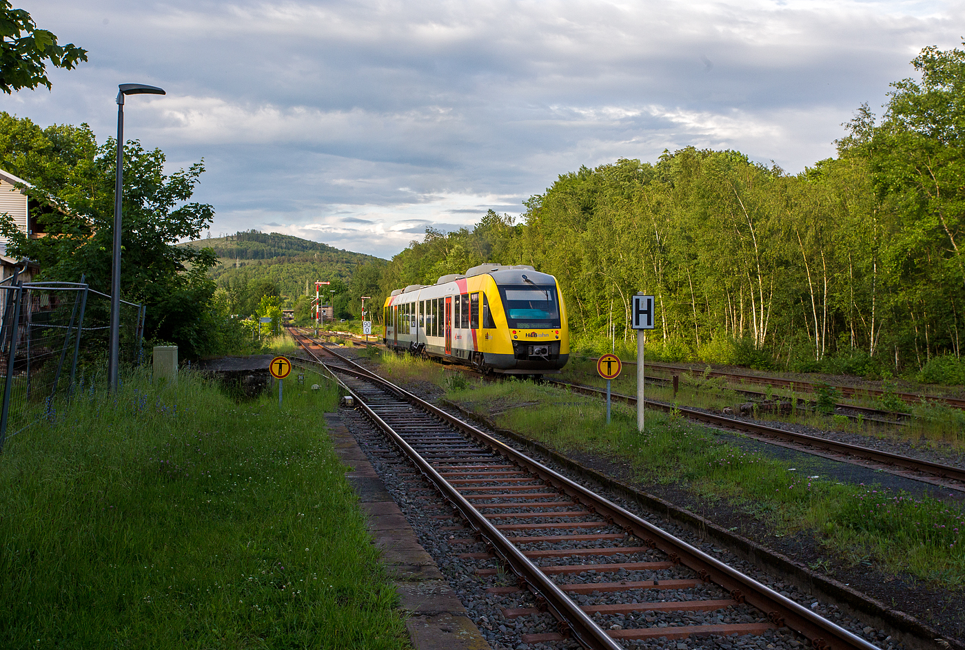 Der VT 253 (95 80 0648 153-4 D-HEB / 95 80 0648 653-3 D-HEB) ein Alstom Coradia LINT 41 der HLB (Hessische Landesbahn) verlässt am 26 Mai 2024, als RB 96 „Hellertalbahn“ (Betzdorf – Herdorf Neunkirchen/Siegerland), den Bahnhof Herdorf.

Der Alstom Coradia LINT 41 wurde 2004 von Alstom (LHB) in Salzgitter unter der Fabriknummer 1188-003 für die vectus Verkehrsgesellschaft mbH gebaut, mit dem Fahrplanwechsel am 14.12.2014 wurden alle Fahrzeuge der vectus nun Eigentum der HLB, die Hessische Landesbahn hatte 74,9% der Gesellschaftsanteile. 
