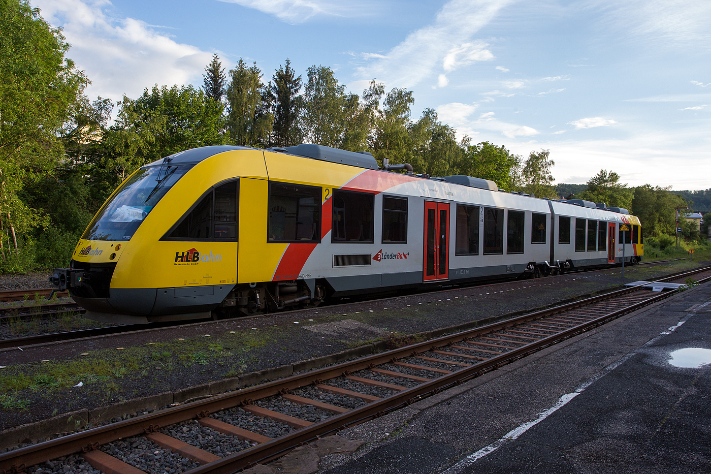 Der VT 253 (95 80 0648 153-4 D-HEB / 95 80 0648 653-3 D-HEB) ein Alstom Coradia LINT 41 der HLB (Hessische Landesbahn) am 26 Mai 2024, als RB 96 „Hellertalbahn“ (Betzdorf – Herdorf - Neunkirchen/Siegerland), im Bahnhof Herdorf.

Der Alstom Coradia LINT 41 wurde 2004 von Alstom (LHB) in Salzgitter unter der Fabriknummer 1188-003 für die vectus Verkehrsgesellschaft mbH gebaut, mit dem Fahrplanwechsel am 14.12.2014 wurden alle Fahrzeuge der vectus nun Eigentum der HLB, die Hessische Landesbahn hatte 74,9% der Gesellschaftsanteile. 
