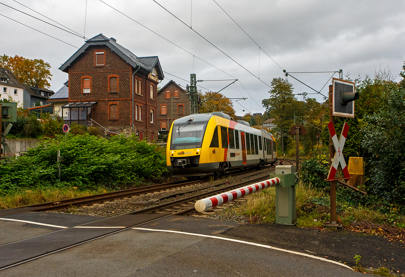 Der VT 259 (95 80 0648 159-1 D-HEB / 95 80 0648 659-0 D-HEB) ein Alstom Coradia LINT 41 der HLB (Hessische Landesbahn),fährt  am 26 Oktober 2023, als RB 93  Rothaarbahn  (Bad Berleburg - Kreuztal - Siegen - Betzdorf), von Kirchen (Sieg) weiter in Richtung Betzdorf. Nächster ist den der Zielbahnhof Richtung Betzdorf (Sieg).

Einen lieben Gruß an den netten grüßenden Triebfahrzeugführer zurück.