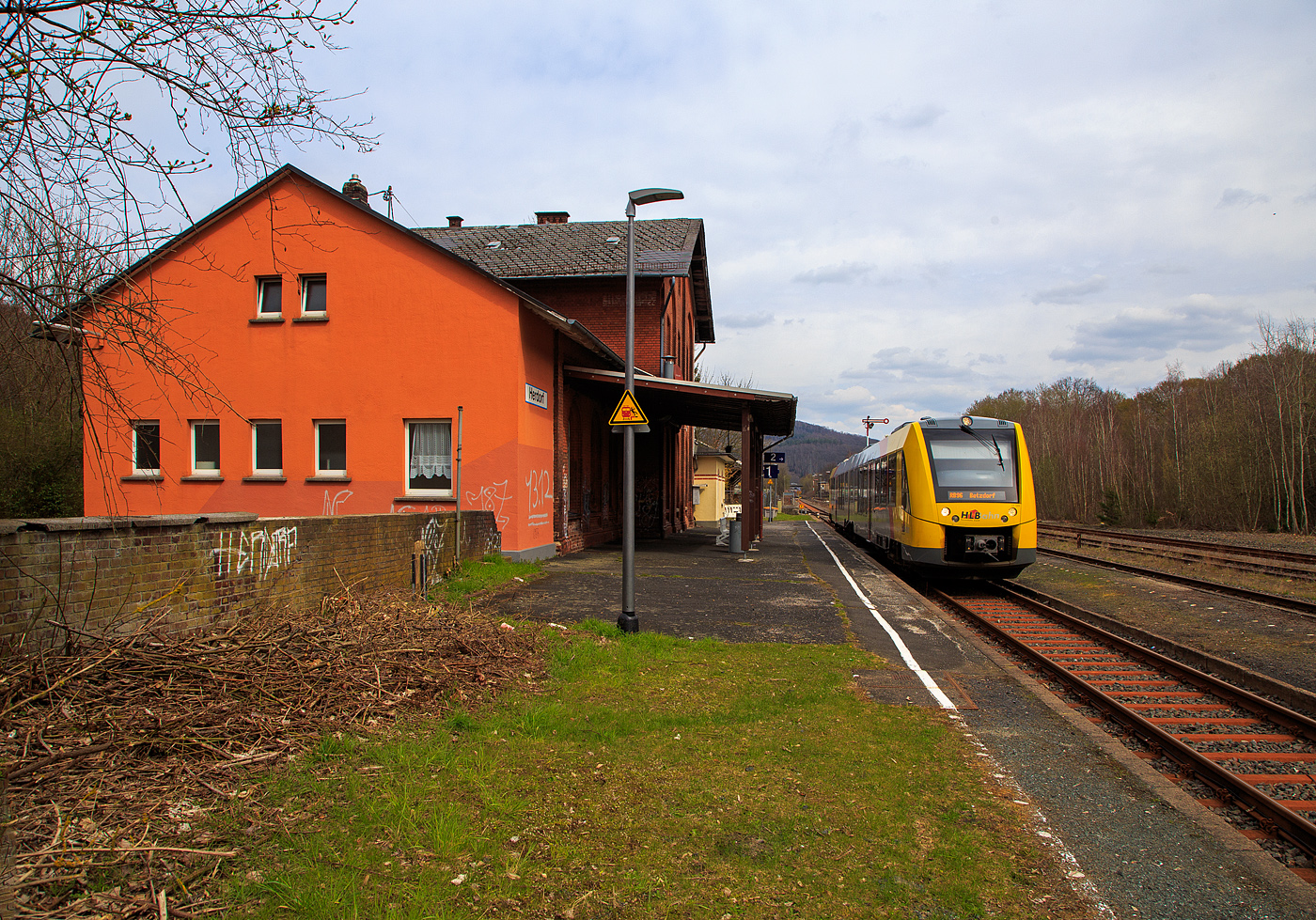 Der VT 506 (95 80 1648 106-0 D-HEB / 95 80 1648 606-9 D-HEB), ein Alstom Coradia LINT 41 der neuen Generation / neue Kopfform, der HLB (Hessische Landesbahn GmbH)erreicht am 06.04.2023, als RB 96 „Hellertalbahn“ nach Betzdorf, den Bahnhof Herdorf. 

Er fährt aber nur bis zum Hp Königsstollen, von dort gibt es dann SEV nach Betzdorf. Nach dem Hangrutsch (Felssturz) am 23. Dezember 2022 in Herdorf kurz hinter dem Hp Königsstollen (bei km 88,4), ist der Abschnitt nach Betzdorf weiterhin bis mindestens bis zum kleinen Fahrplanwechsel am 11. Juni 2023, gesperrt.