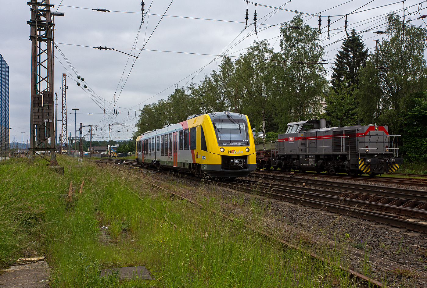 Der VT 611 (95 80 2648 011-0 D-HEB / 95 80 2648 511-9 D-HEB), ein Alstom Coradia LINT 41 der neuen Generation und leistungsst�rkeren Antrieb (140 km/h) der HLB (Hessische Landesbahn GmbH) f�hrt am 03 Juni 2024, als RE 34 von Letmathe nach Siegen Hbf, von Kreuztal weiter in Richtung Siegen. Hinten steht die 271 022-6 „Charlotte“  (92 80 1271 022-6 D-KAF), eine Vossloh G 1000 BB der KAF Falkenhahn Bau AG mit einem Schwellenzug (mit Schwellen beladene Wagen der Gattung Res 677).

Der Dieseltriebzug wurde 2022 ALSTOM Transport Deutschland GmbH (vormals LHB) in Salzgitter-Watenstedt unter der Fabriknummer D041475-011 gebaut und an die HLB geliefert.