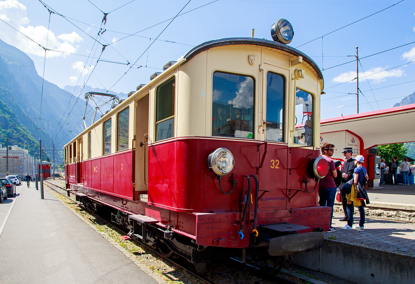 Der wunderschöne ehemalige Martigny-Châtelard-Bahn (MC) Triebwagen ABDeh 4/4 32  le tracteur  ( der Traktor ) vom Verein Train Nostalgique du Trient, ex MC BCFe 4/4, ex SBB CFeh 4/4 N°32 Baujahr 1921, am 26. Mai 2023 im Bahnhof Martigny.

Der Förderverein TNT Train Nostalgique du Trient wurde 1995 wurde 1995 gegründet, dieser bezweckt die alten Fahrzeuge der Schmalspurbahn Martigny-Châtelard-Bahn (MC) im betriebsfähigem Zustand zu halten.

Der meterspurige elektrische Personentriebwagen mit Gepäckabteil für gemischten Zahnrad- und Adhäsionsbetrieb ABDeh 4/4 32 wurde 1921 als CFeh 4/4 für die SBB (für Materialtransporte von der SBB-Station Martigny zum MC-Bahnhof Le Châtelard-Giétroz) gebaut. Während der Arbeiten am Barberine-Staudamm der SBB wurde die Martigny-Châtelard als Transport von Personal und Material ausgewählt. Da die MC (Martigny-Châtelard-Bahn) jedoch nicht über ausreichend Rollmaterial verfügte, bestellt die SBB zwei CFeh 4/4-Triebwagen Nr. 31 und 32. Die Triebwagen mit einer Leistung von 295 kW, waren zum Ziehen von Güterzügen konzipiert (daher auch ihr Spitznamen „der Traktor“), verfügten aber auch über ein großes Frachtabteil sowie ein Fahrgastabteil mit 16 Sitzplätzen in der 3. Klasse. Hersteller der für das Zahnstangensystem Strub konstruierten Triebwagen waren die SWS - Schweizerischen Waggonfabrik Schlieren (mechanischen Teil), die Schweizerischen Lokomotiv- und Maschinenfabrik in Winterthur (Drehgestelle) und die MFO - Maschinenfabrik Oerlikon (elektrische Teil). Neben diesem Triebwagen 32 wurde noch ein weiterer mit der Nr. 31 gebaut, dieser wurde im Herbst 2011 nach Vandalismus und Beschädigung leider abgebrochen. Bis 1926 waren die beiden Triebwagen 31 und 32 Eigentum der SBB (CFF). 

Nach Abschluss der Arbeiten im Jahr 1926 wurden die Triebwagen von der MC übernommen (gekauft) und mit einem zusätzlichen Fahrgastraum der 2. Klasse mit 16 Sitzplätzen ausgestattet und in BCFeh 4/4 umbenannt, nach der Klassenreform dann zu ABDeh 4/4. Seit 1996 ist der Triebwagen beim Verein Train Nostalgique du Trient

Ehemaligebezeichnungen:
SBB / CFF CFeh 4/4 - 32 (bis 1926)
MC CFeh 4/4 – 32 (bis 1935)
MC BCFeh 4/4 – 32 (ab 1935)
MC ABFZeh 4/4 - 32
MC ABDeh 4/4 - 32 (ab 1962)

TECHNISCHE DATEN:
Hersteller: SWS, MFO, SLM
Gebaute Anzahl: 2
Spurweite: 1.000 mm (Meterspur)
Achsfolge: Bozz' Bozz'
Zahnstangensystem: Strub (bzw. Riggenbach)
Länge über Kupplung: 15.940 mm 
Drehzapfenabstand: 7.850 mm 
Breite: 2.700 mm
Höhe: 3.400 mm
Leergewicht: 40,5  t
Dienstgewicht: 43 t
Leistung: 4 x 100 PS = 400 PS (295 kW)
Höchstgeschwindigkeit mit Adhäsionsantrieb: 28 km/h
Höchstgeschwindigkeit mit Zahnradantrieb: 9 km/h 
Antriebsart: Elektrisch über Oberleitung oder seitlicher Stromschiene
Fahrleitungsspannung: 850 V DC (=) (ursprünglich 750 V DC)
Sitzplätze: 32 (je 16 in der 1. und 2. Klasse)
Beschaffungspreis: 49.779.- Franken

Die Martigny-Châtelard-Bahn (Streckennummer 132), abgekürzt MC, (französisch: Chemin de fer Martigny–Châtelard) ist eine 18 km lange meterspurige Bahnstrecke mit Zahnstangenabschnitten (System Strub) mit bis zu 200 ‰ Neigung, in den Adhäsionsabschnitten mit bis zu 70 ‰ Neigung. Die Strecke führt Martigny, Vernayaz MC, Salvan, Les Marécottes, Finhaut und Le Châtelard VS bis zum französischen Bahnhof Vallorcine. In Frankreich verläuft dann die 34 km lange SNCF-Strecke (SNCF KBS 514) von Vallorcine über Chamonix-Mont-Blanc (Anschluss zur Montenvers-Bahn) nach Saint-Gervais-Le Fayet.

