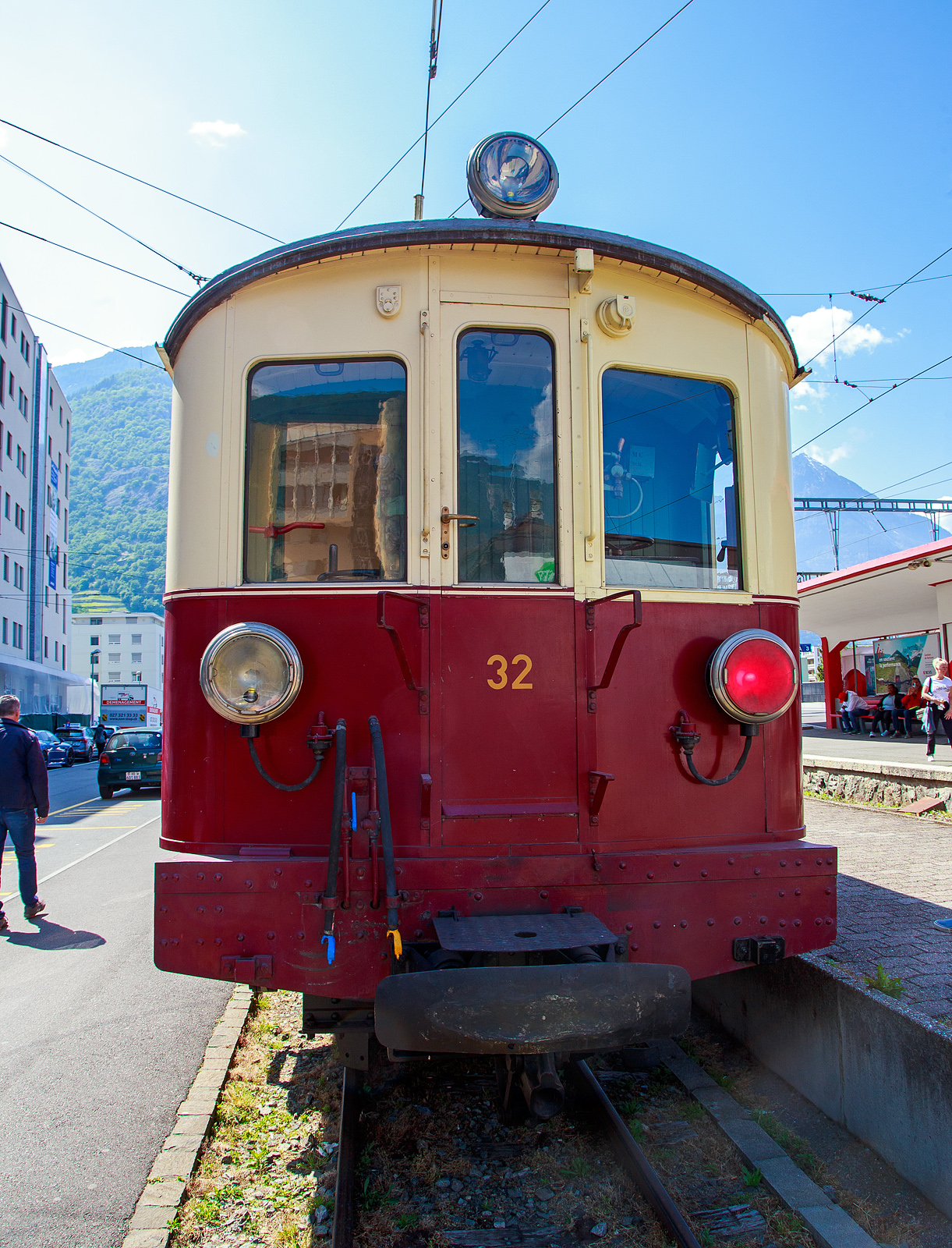 Der wunderschöne ehemalige Martigny-Châtelard-Bahn (MC) Triebwagen ABDeh 4/4 32  le tracteur  ( der Traktor ) vom Verein Train Nostalgique du Trient, ex MC BCFe 4/4, ex SBB CFeh 4/4 N°32 Baujahr 1921, am 26. Mai 2023 im Bahnhof Martigny. Keine Angst ist ein Kopfgleis, ich stehe hinter dem Prellbock.