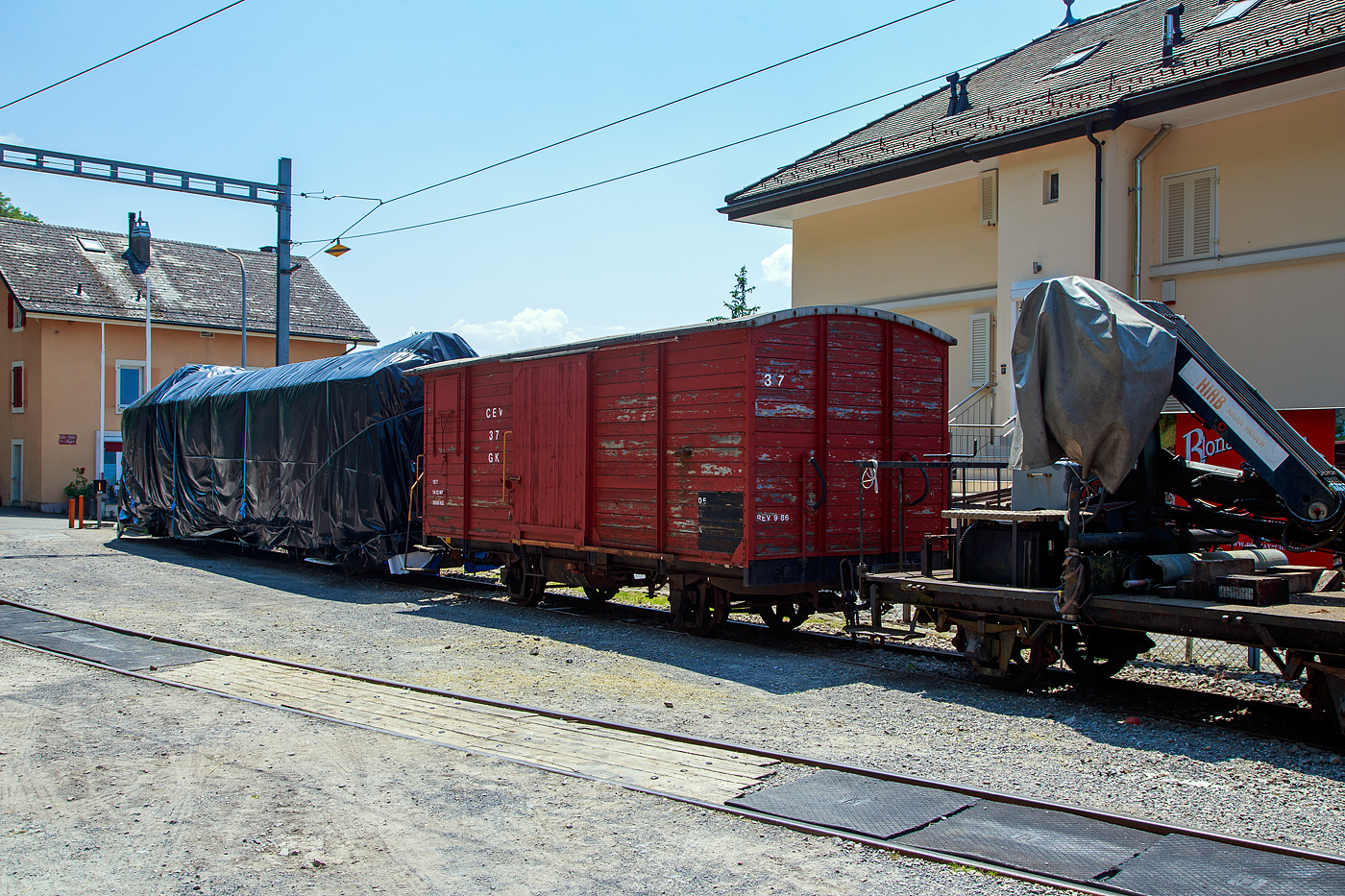 Der zweiachsige gedeckte Güterwagen mit einer offenen Plattform CEV Gk 37, ex K 37, der Chemins de fer électriques Veveysans (heute MVR - Transports Montreux–Vevey–Riviera) ist am 27.05.2023 beim Bahnhof Chamby abgestellt. Der Wagen gehört heute der Museumsbahn Blonay-Chamby.

Der zweiachsige CEV Gk 37 wurde 1905 von SWS Schlieren (Schweizerische Wagons- und Aufzügefabrik AG) gebaut.

TECHNISCHE DATEN (CEV Gk 37):
Typ: K2
Baujahr: 1905
Hersteller: SWS
Spurweite: 1.000 mm (Meterspur)
Achsanzahl: 2 
Eigengewicht: 5.890 kg
Nutzlast: 10.000 kg
Ladefläche: 14,13 m²