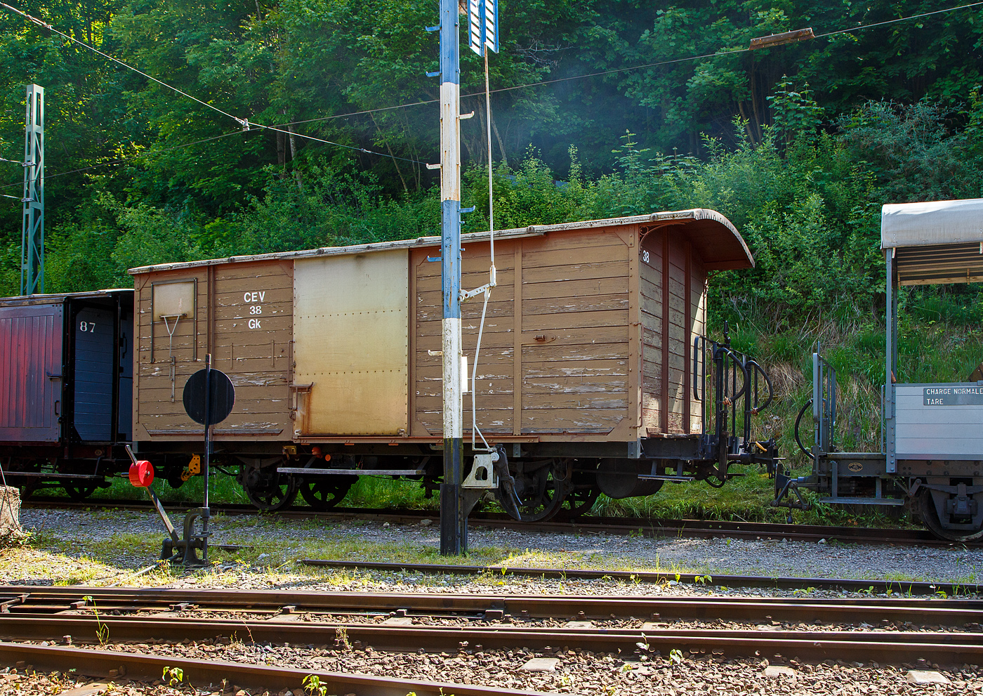 Der zweiachsige gedeckte Güterwagen mit einer offenen Plattform CEV Gk 38, ex K 38, der Chemins de fer électriques Veveysans (heute MVR - Transports Montreux–Vevey–Riviera) ist am 27.05.2023 auf dem Museums-Areal der Museumsbahn Blonay–Chamby in Chaulin. Ob er heute zum Bestand der Museumsbahn Blonay–Chamby gehört ist mir unklar (gelistet ist er noch nicht). Vor genau 10 Jahren konnte ich ihn beim Bahnhof Vevey sehen und ablichten.

Der zweiachsige CEV Gk 38 wurde 1913 von SWS Schlieren (Schweizerische Wagons- und Aufzügefabrik AG) gebaut und an die CEV geliefert.

TECHNISCHE DATEN (CEV Gk 37):
Typ: K²
Baujahr: 1905
Hersteller: SWS Schlieren
Spurweite: 1.000 mm (Meterspur)
Achsanzahl: 2 
Eigengewicht: 6,1 t
Nutzlast: 10 t
Ladefläche: 14,13 m²
Höchstgeschwindigkeit: 45 km/h