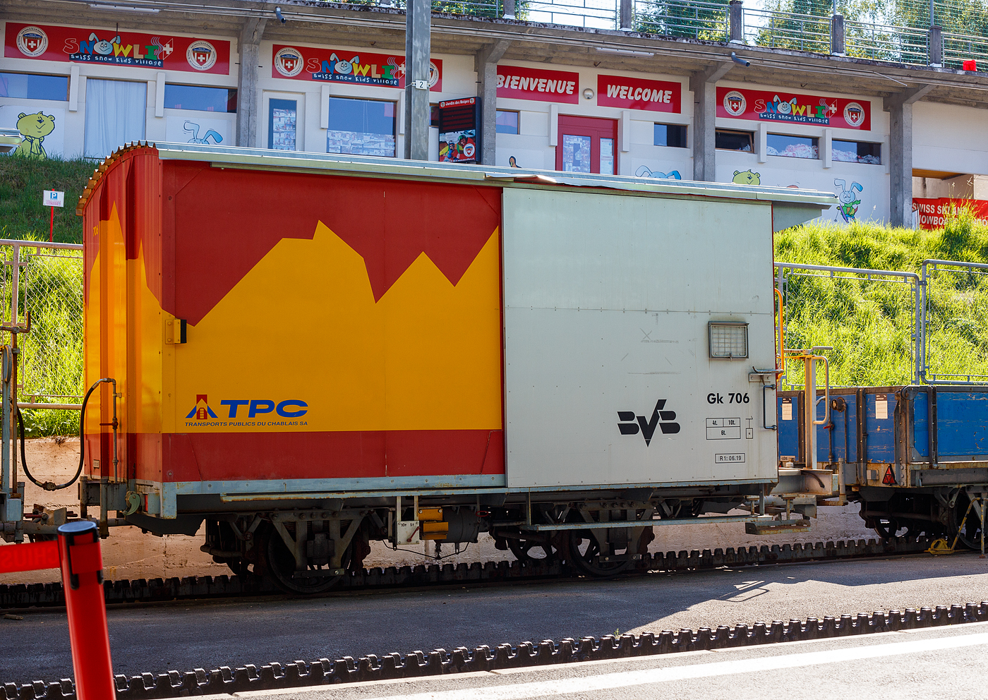 Der zweiachsige gedeckte Güterwagen mit Bremserbühne tpc BVB Gk 706 (K 206), ist am 10 September 2023 in Villars-sur-Ollon abgestellt. Ersteht hier am Gleis 4, dieser Bahnsteigbereich ist gesichert d.h. der Zugang ist nur mit Ticket nach Einfahrt der VB Züge nach Bretaye möglich.

Der Wagen wurde 1913 von der SWS (Schweizerische Wagons- und Aufzügefabrik AG) in Schlieren gebaut und an die damalige Bex–Gryon–Villars–Chesières (BVGC) geliefert. 

TECHNISCHE DATEN:
Spurweite: 1.000 mm (Meterspur)
Achsanzahl: 2
Zahnradsystem: 	Abt (fürs Bremszahnrad)
Eigengewicht: 4 t
Max. Zuladung: 6 t
Bremszahnrad: Ja
Max. Neigung : 240 ‰
Zugelassen: BVB, AL, ASD und AOMC
